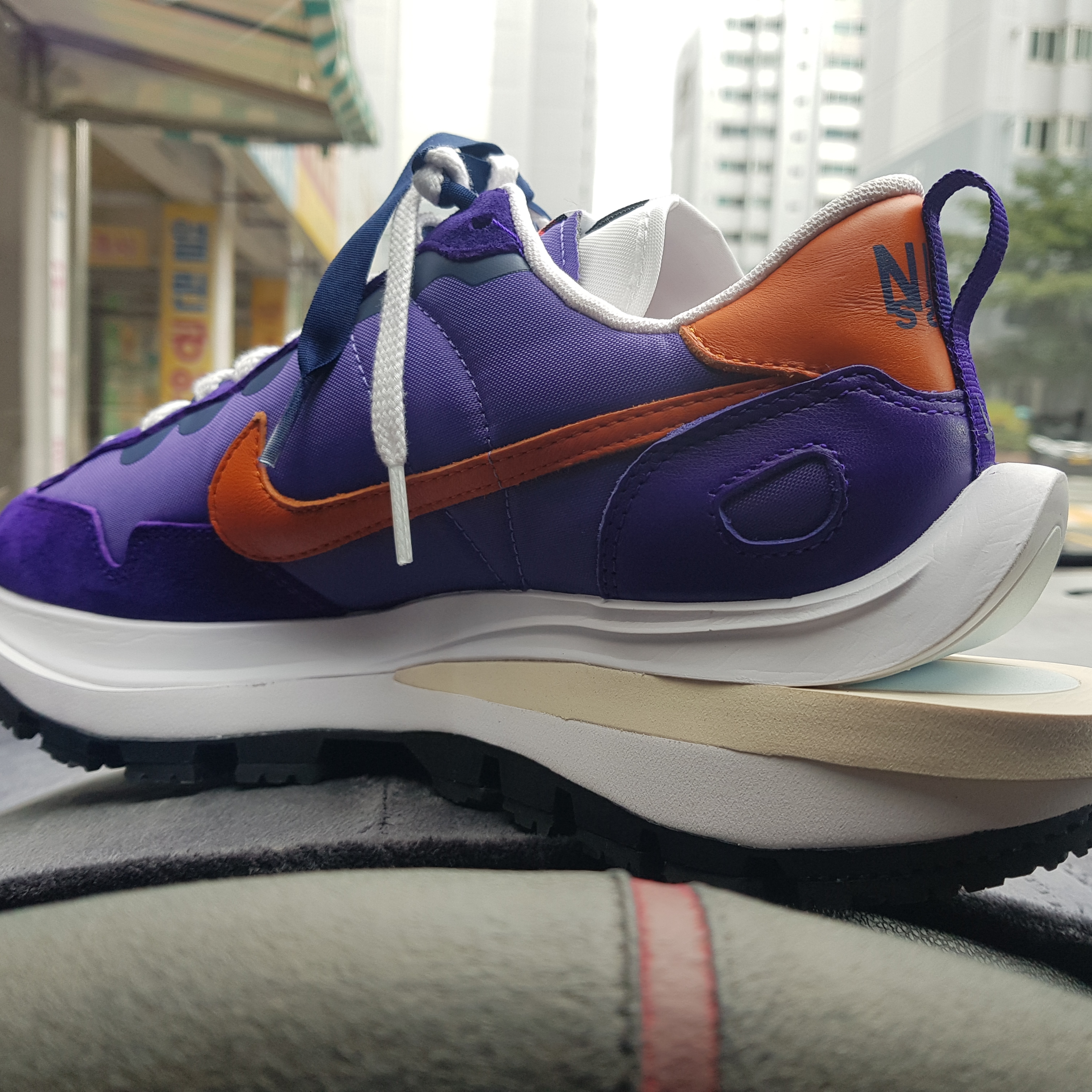 Nike x Sacai VaporWaffle Dark Iris 착용 스타일 - 3
