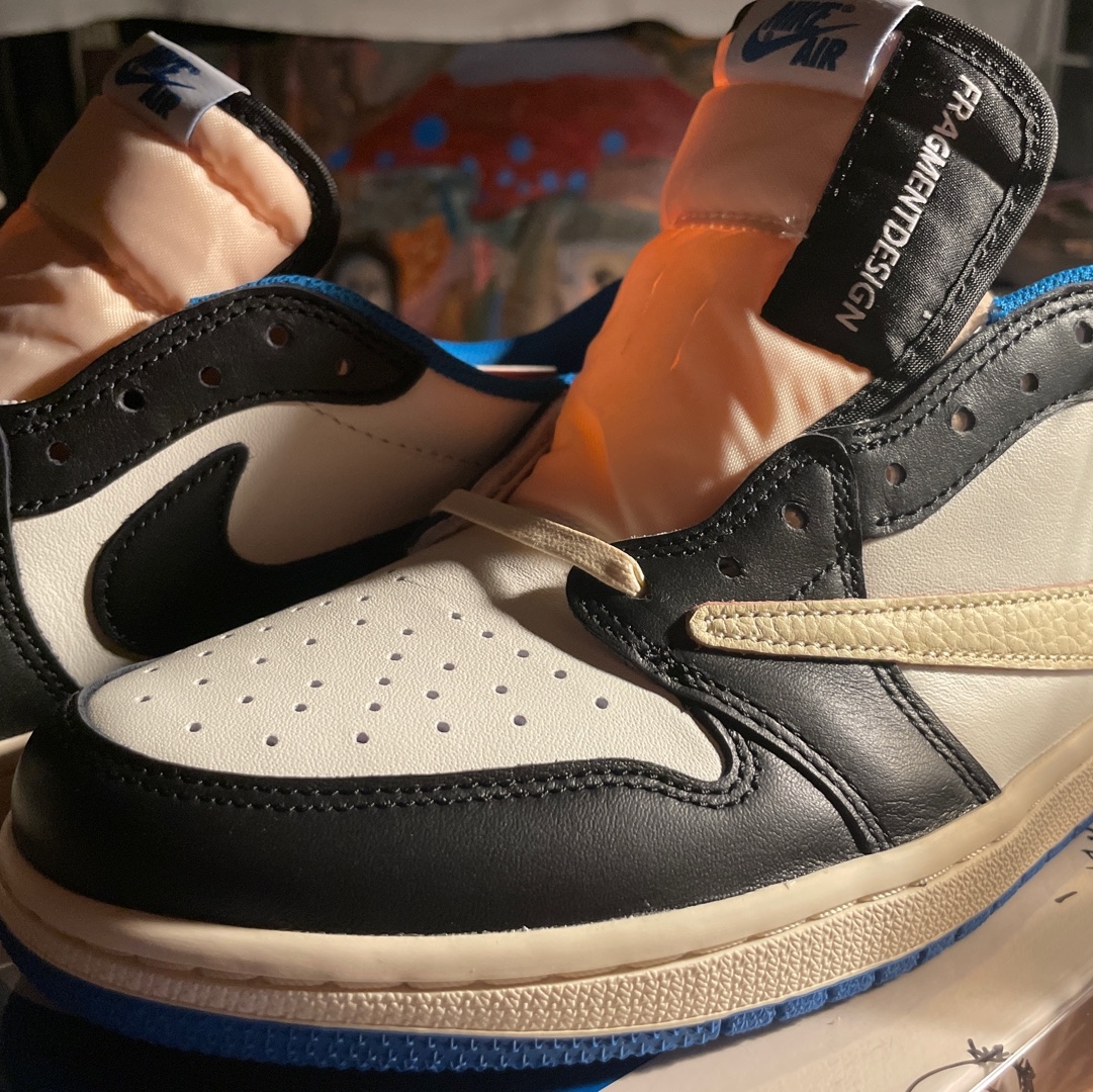 Jordan 1 x Travis Scott x Fragment Retro Low OG SP Military Blue 착용 스타일 - 1