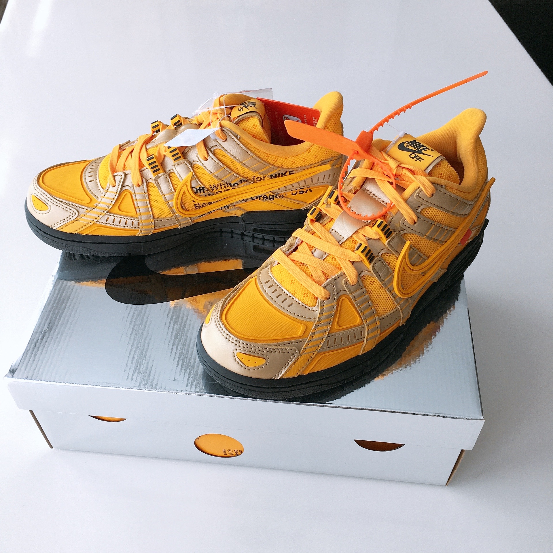 Nike x Off-White Air Rubber Dunk University Gold 착용 스타일