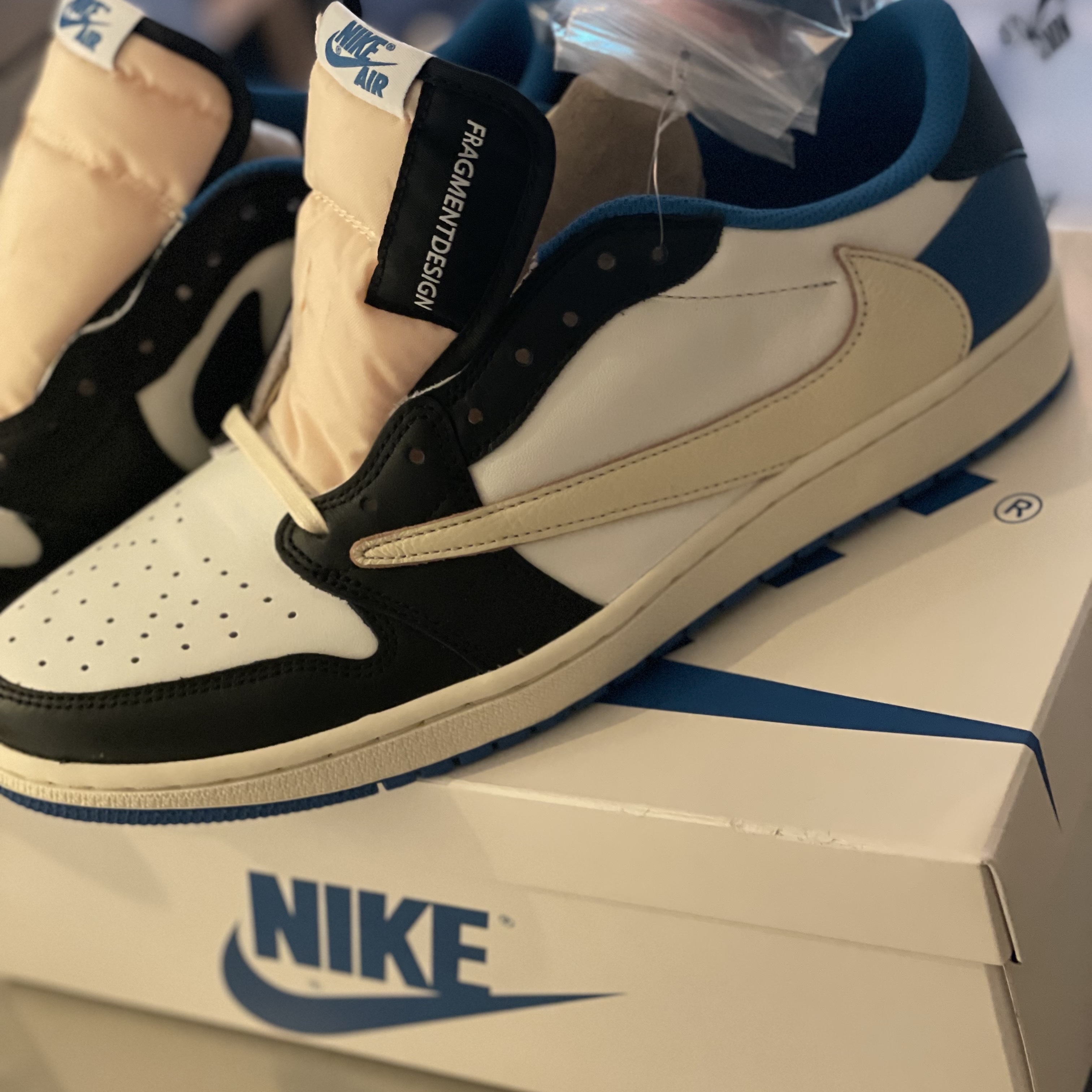 Jordan 1 x Travis Scott x Fragment Retro Low OG SP Military Blue 착용 스타일 - 2