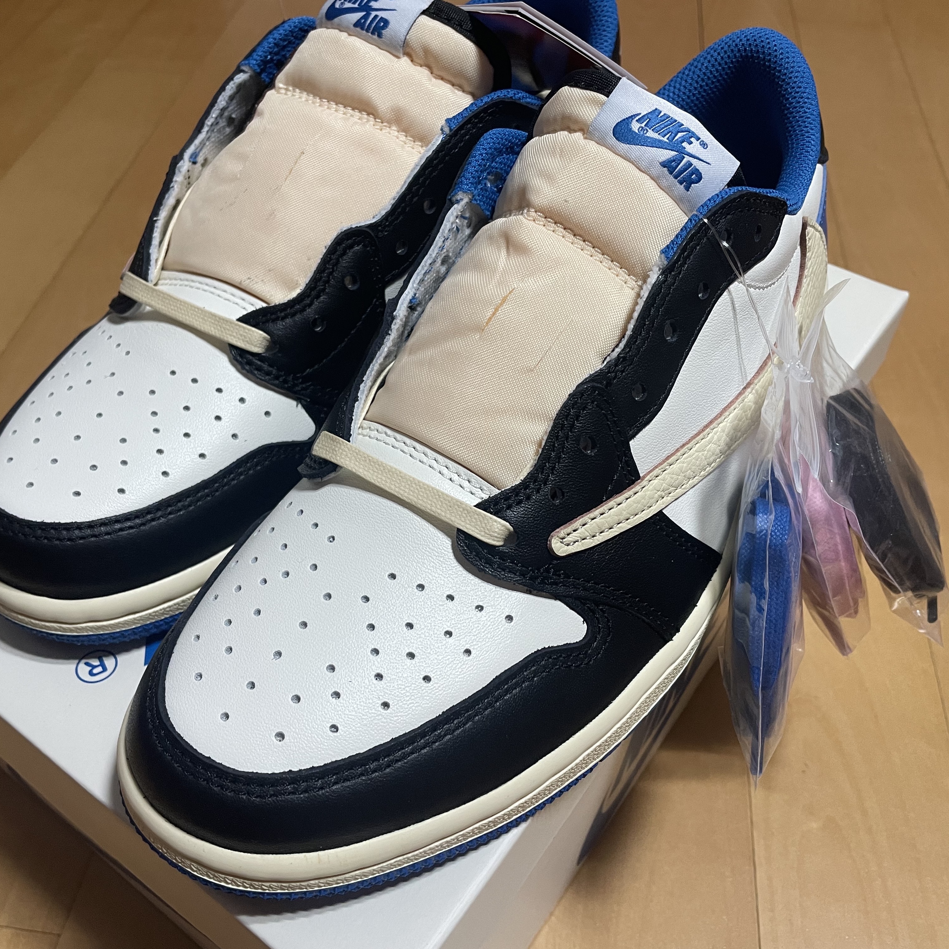 Jordan 1 x Travis Scott x Fragment Retro Low OG SP Military Blue 착용 스타일 - 1