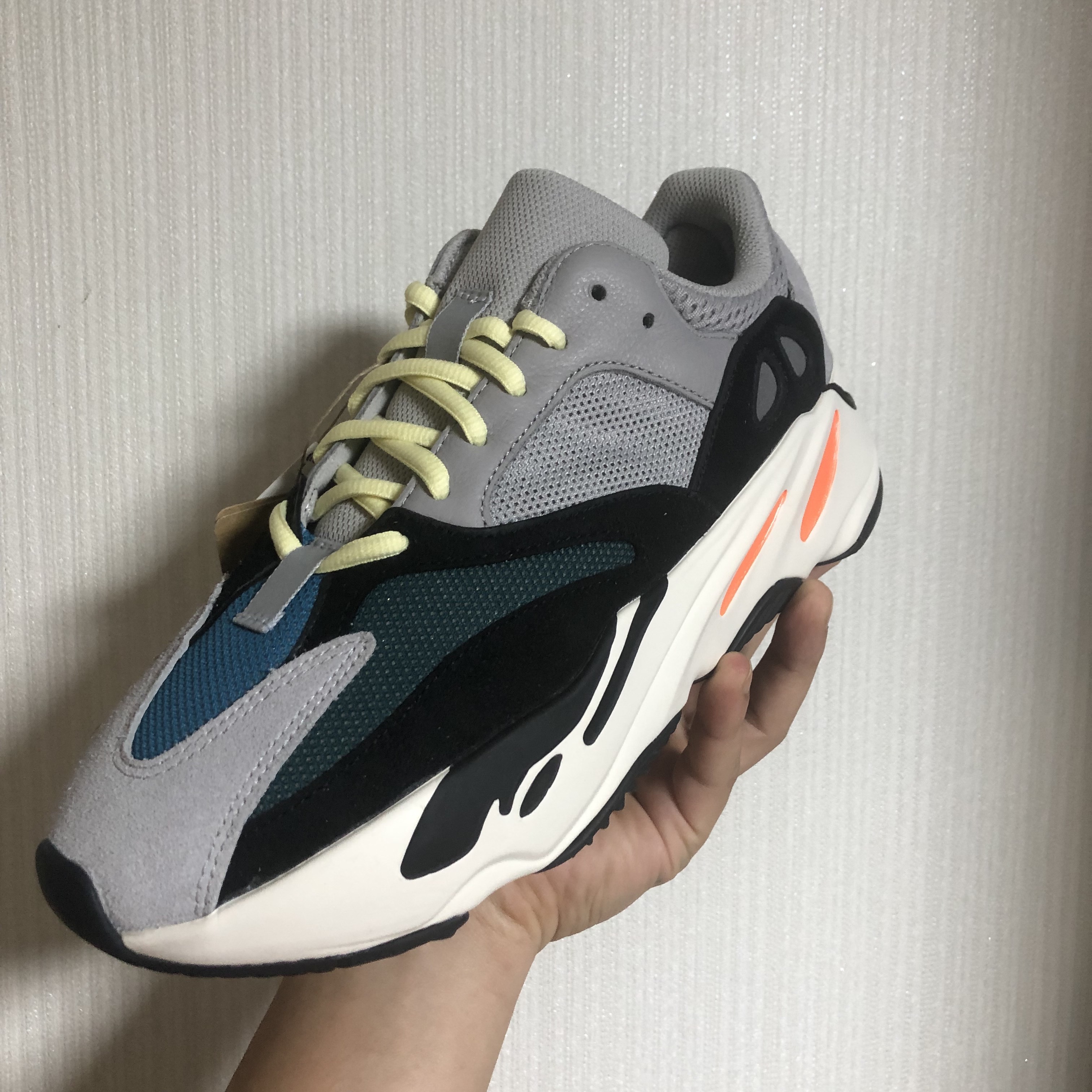 Adidas Yeezy Boost 700 Wave Runner Solid Grey 2017/2019 착용 스타일 - 2