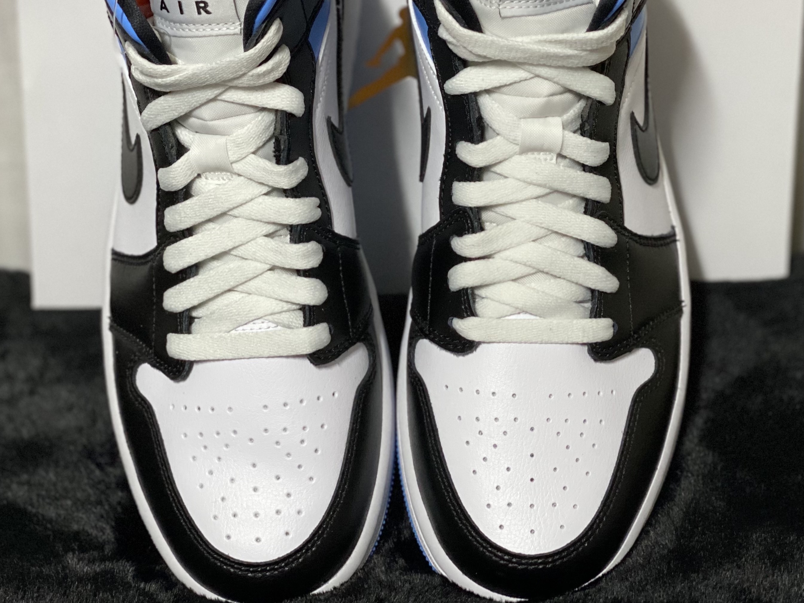 (W) Jordan 1 Mid White Black University Blue 착용 스타일 - 3