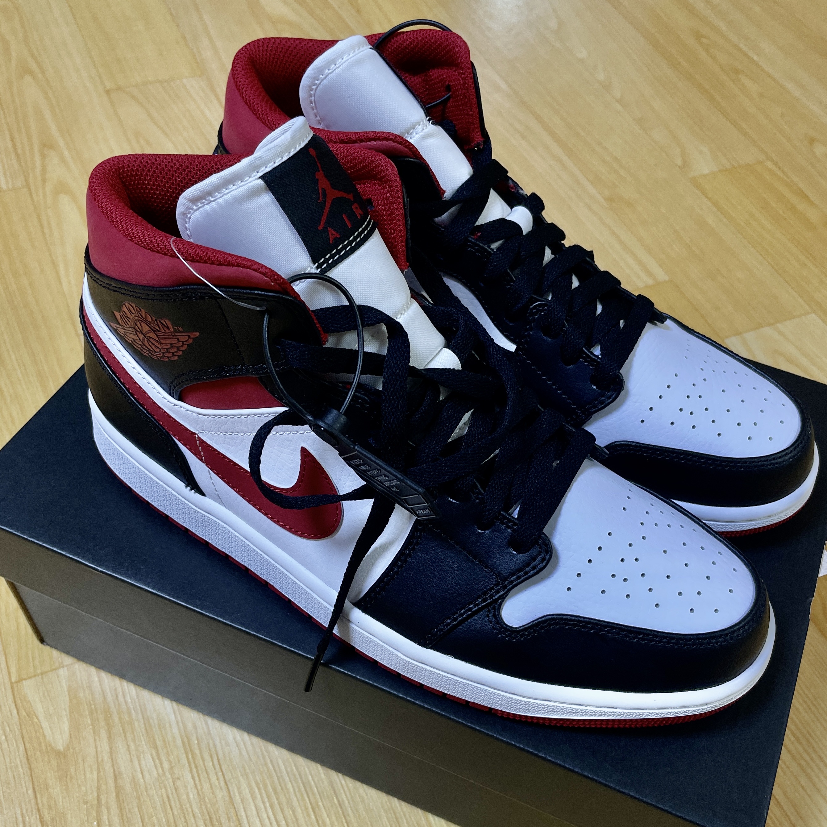 Jordan 1 Mid Gym Red Black White 착용 스타일 - 1