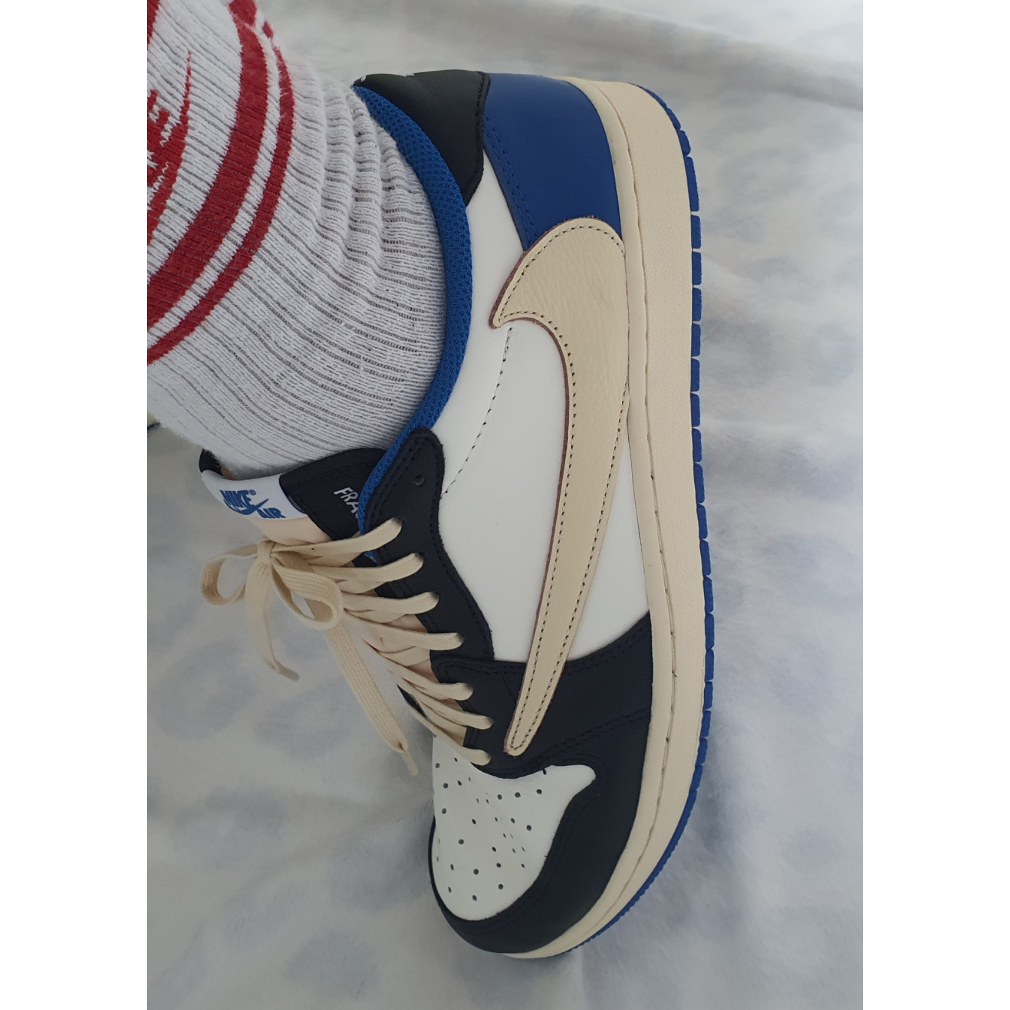 Jordan 1 x Travis Scott x Fragment Retro Low OG SP Military Blue 착용 스타일 - 3