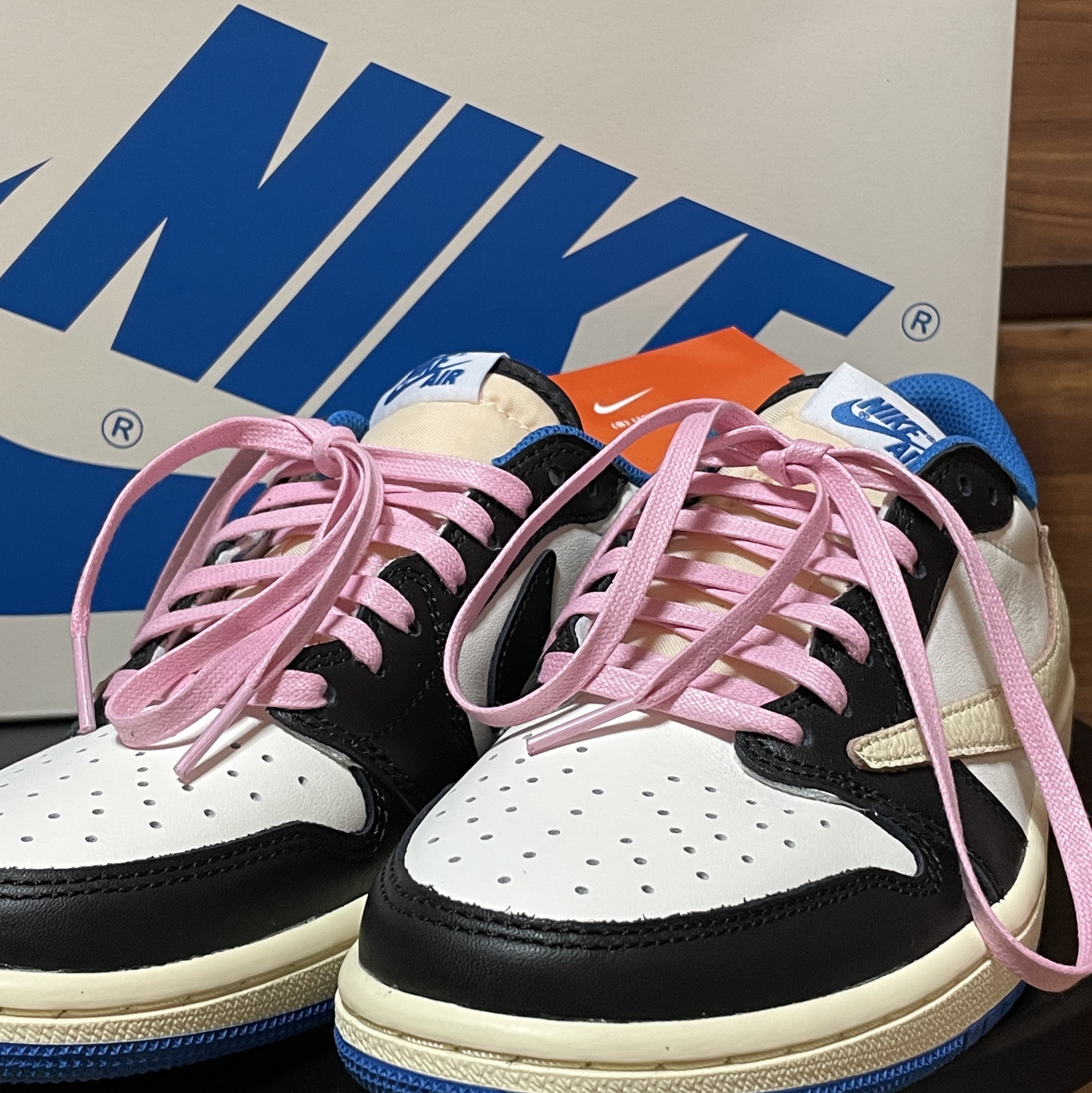 Jordan 1 x Travis Scott x Fragment Retro Low OG SP Military Blue 착용 스타일 - 1
