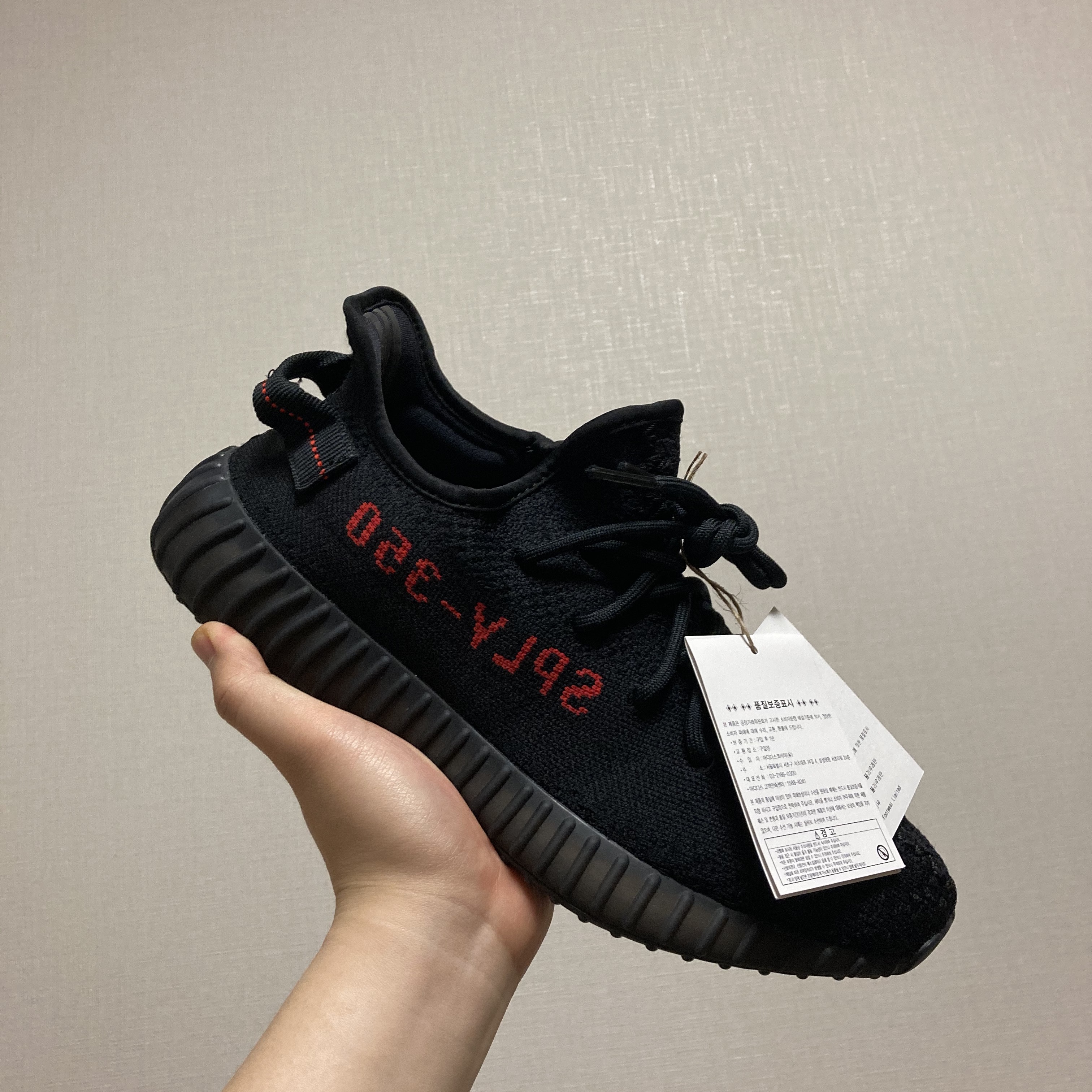 Adidas Yeezy Boost 350 V2 Black Red 2020 착용 스타일