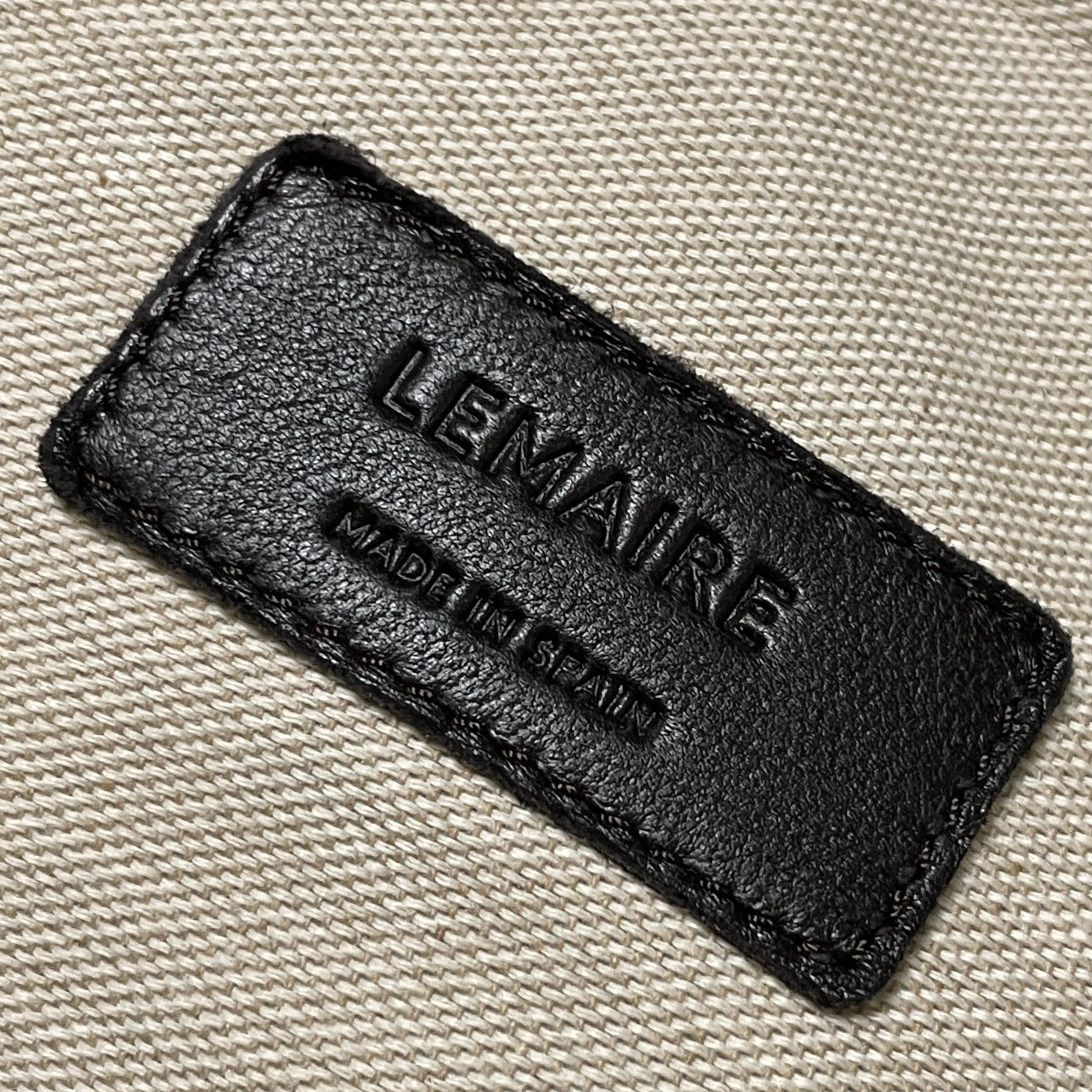 Lemaire Large Croissant Bag Soft Nappa Leather Dark Chocolate 착용 스타일 - 2