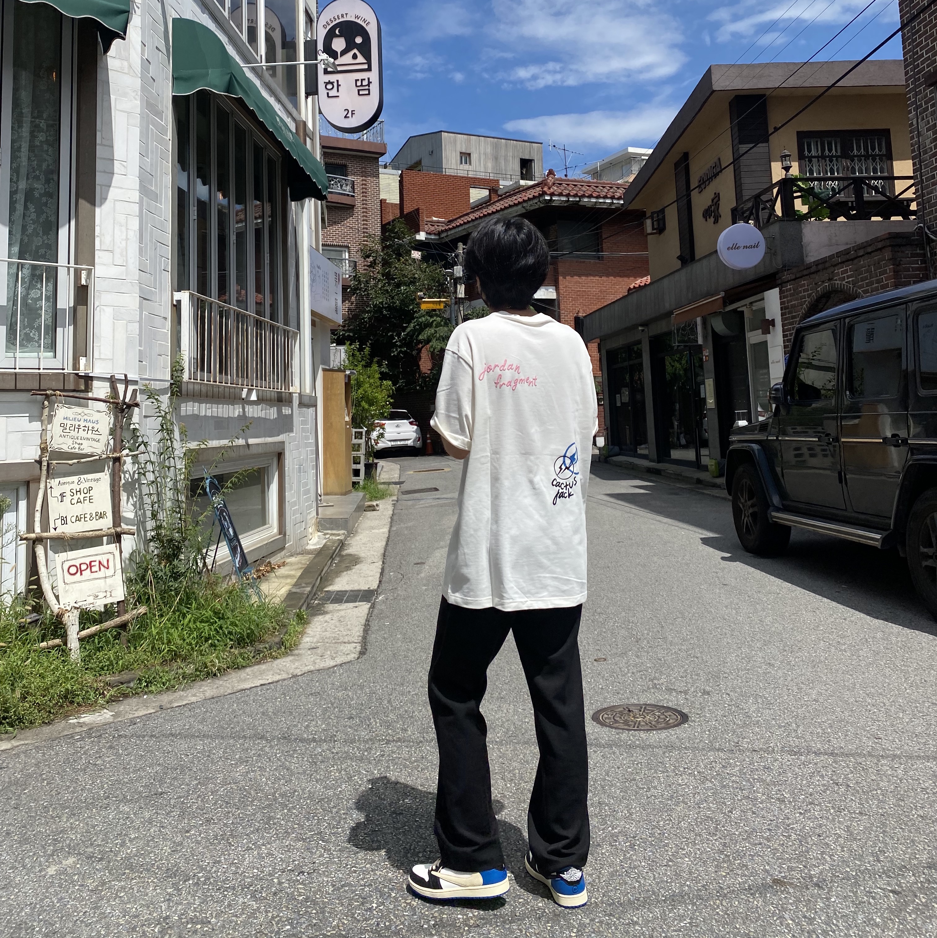Jordan 1 x Travis Scott x Fragment Retro Low OG SP Military Blue, Jordan x Travis Scott x Fragment T-Shirt Sail (DJ0619-133) 착용 스타일