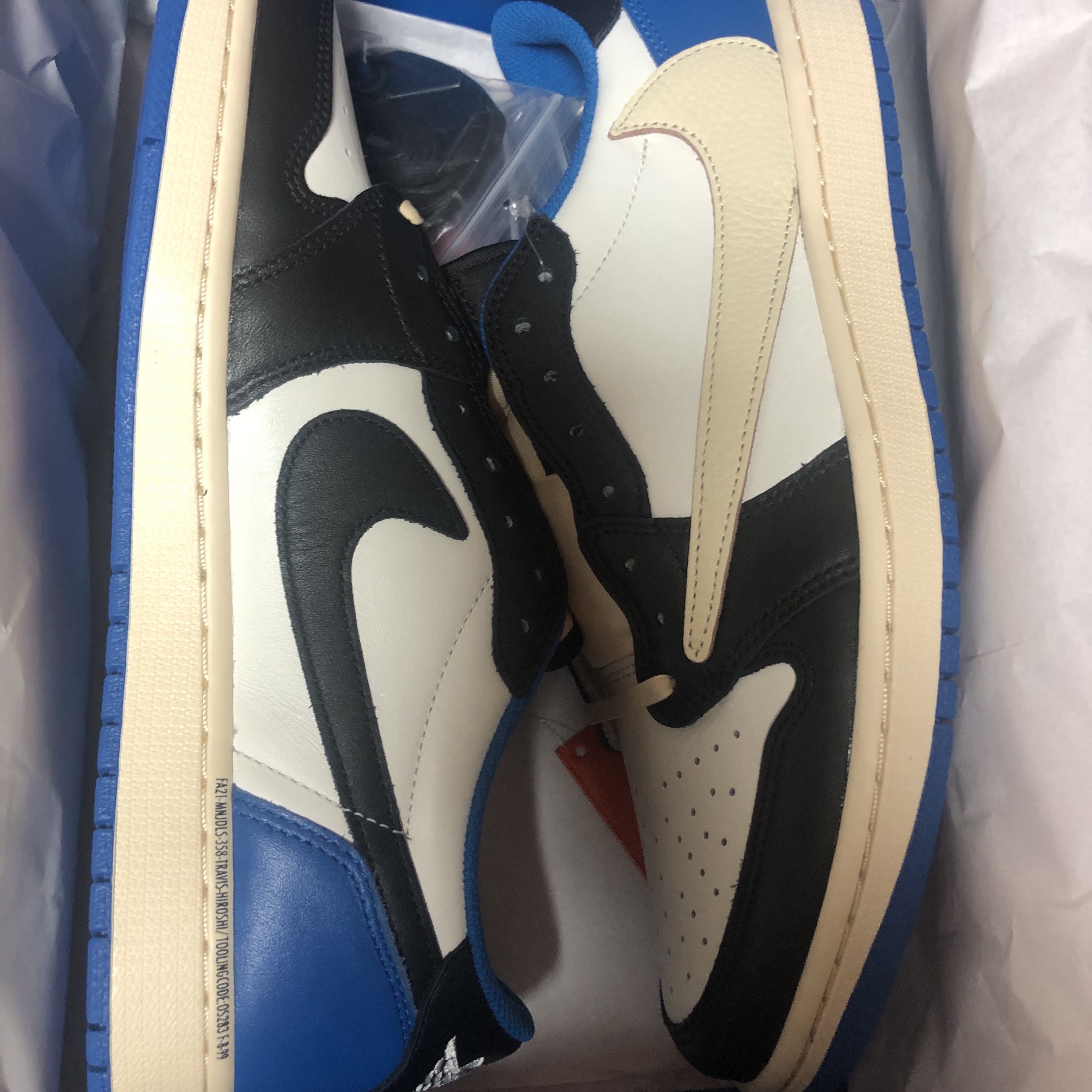 Jordan 1 x Travis Scott x Fragment Retro Low OG SP Military Blue 착용 스타일 - 1