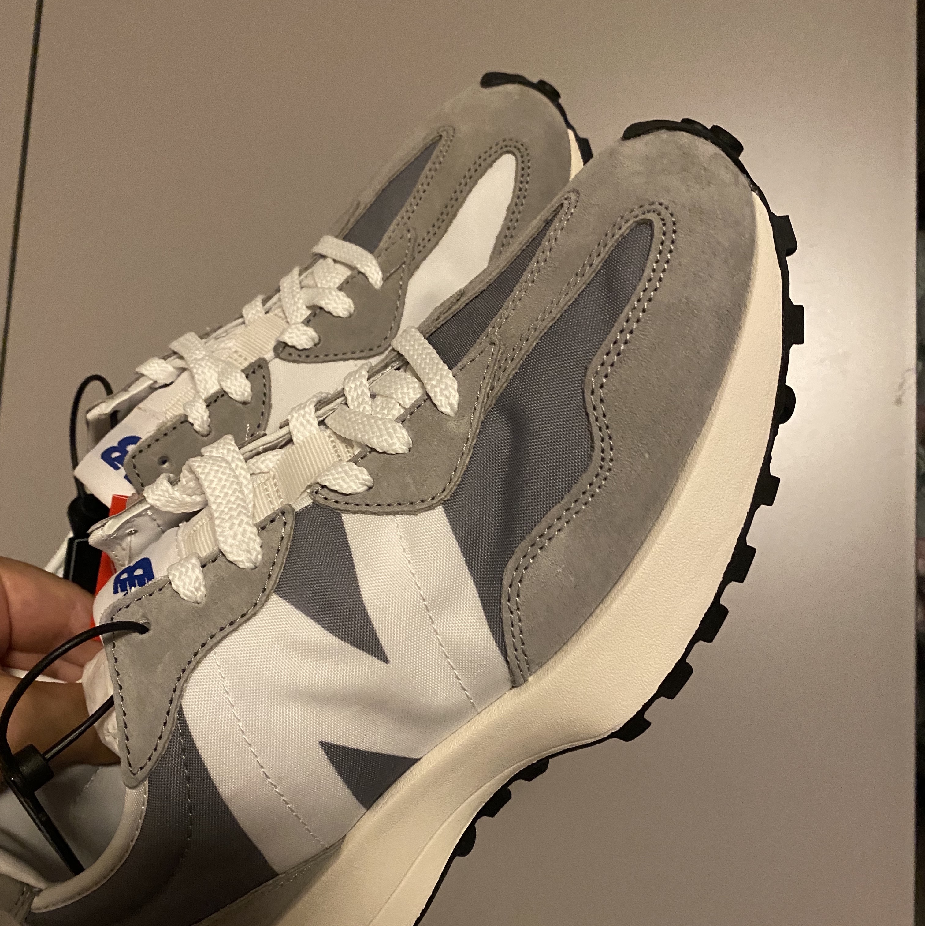 New Balance 327 Grey 착용 스타일 - 1