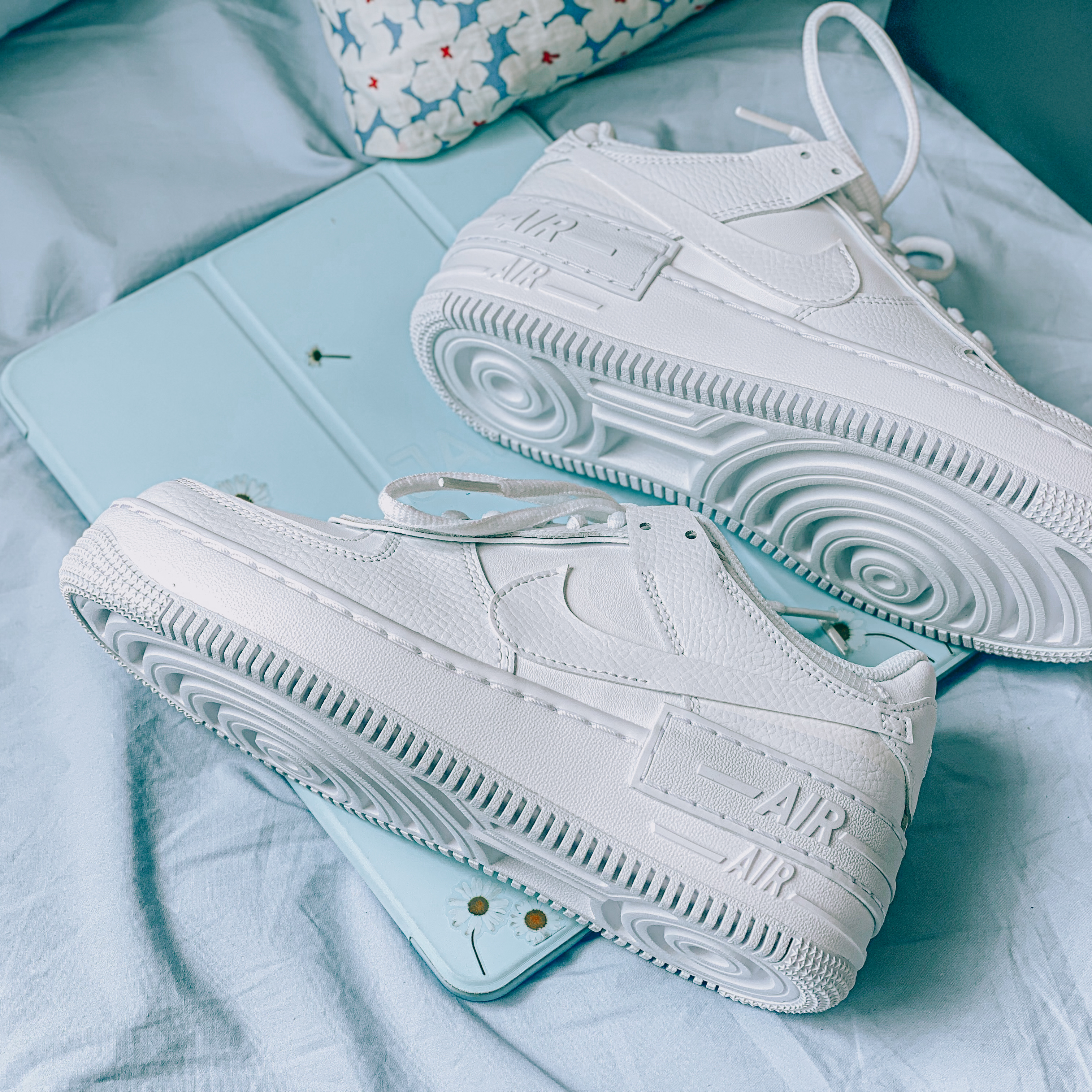 (W) Nike Air Force 1 Shadow Triple White 착용 스타일 - 4