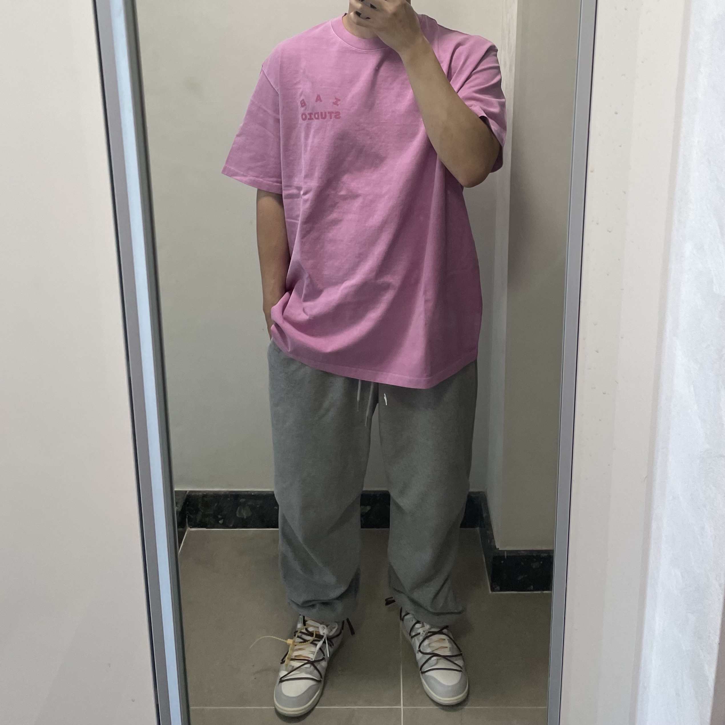 Nike x Off-White Dunk Low The 50 - Lot 46, IAB Studio Pigment T-Shirt Magenta 착용 스타일 - 1