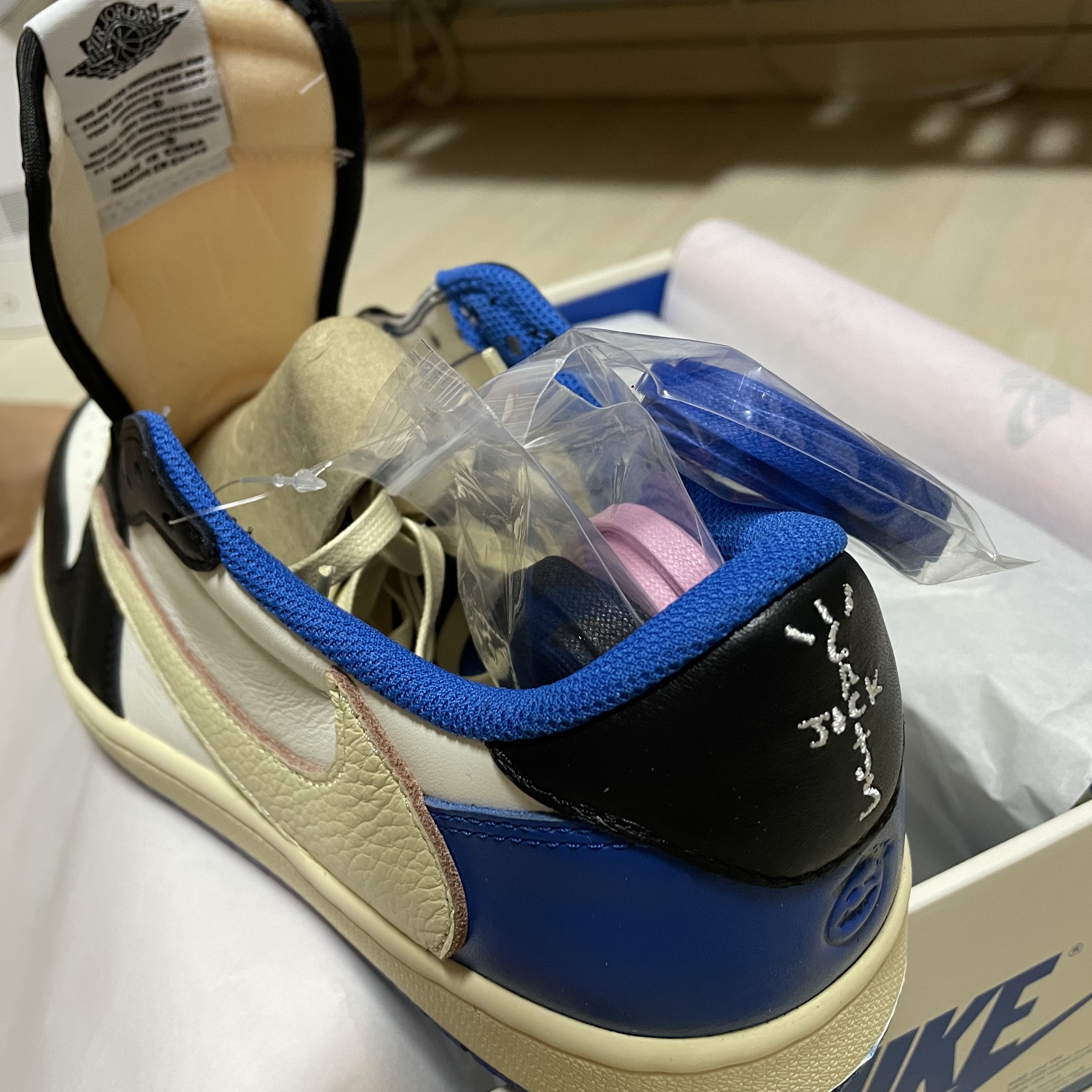 Jordan 1 x Travis Scott x Fragment Retro Low OG SP Military Blue 착용 스타일 - 3