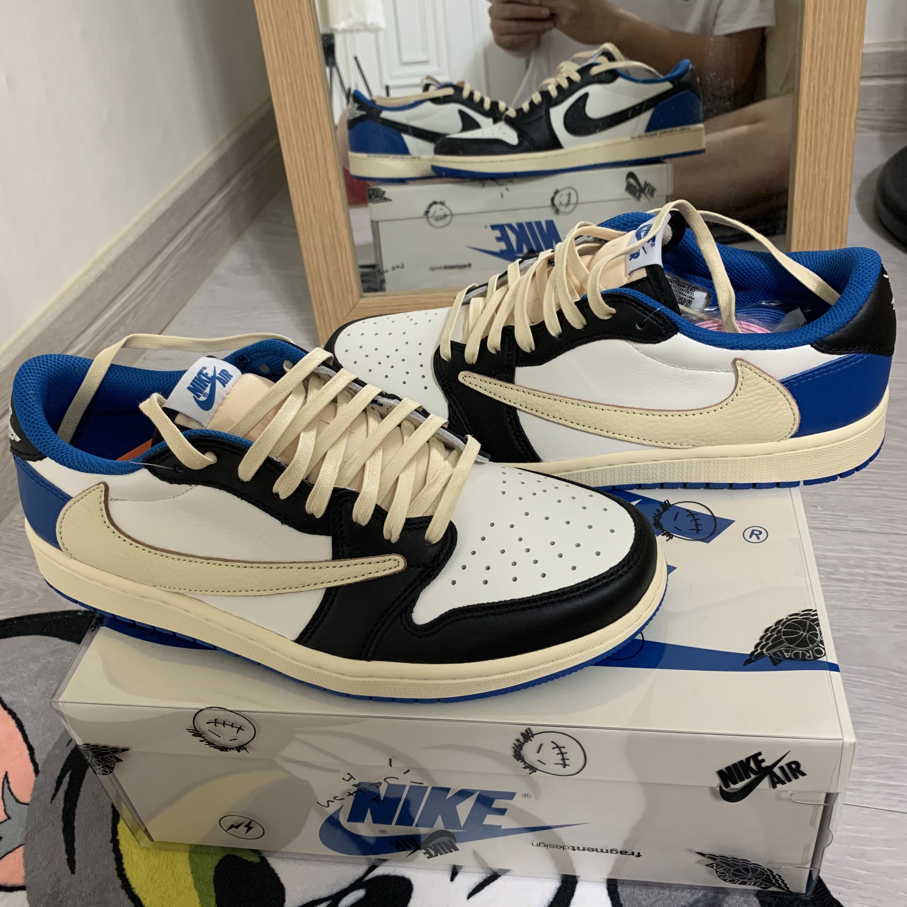 Jordan 1 x Travis Scott x Fragment Retro Low OG SP Military Blue, Essentials 3D Silicon Applique Boxy T-Shirt White - 20SS 착용 스타일 - 2