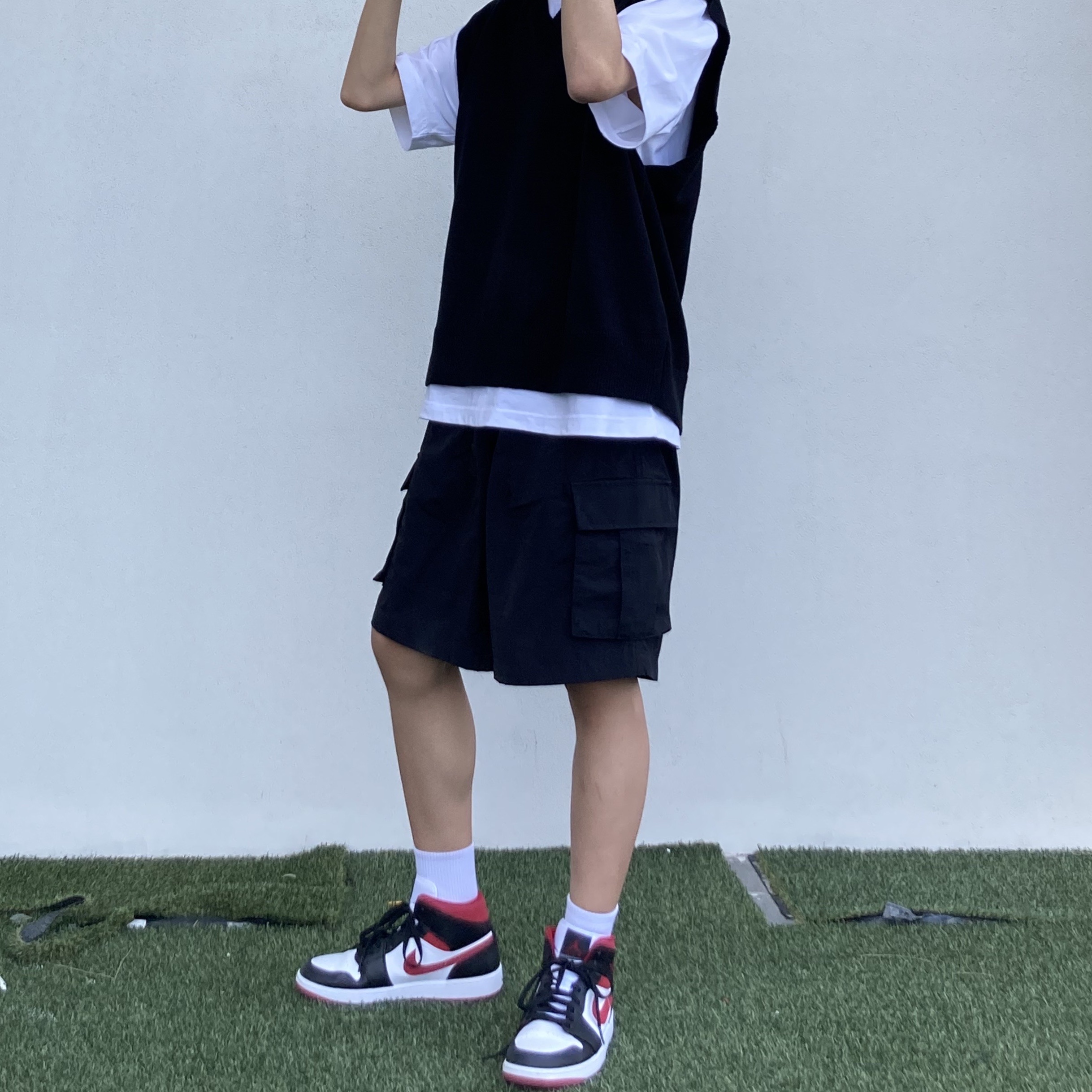 Jordan 1 Mid Gym Red Black White 착용 스타일 - 2