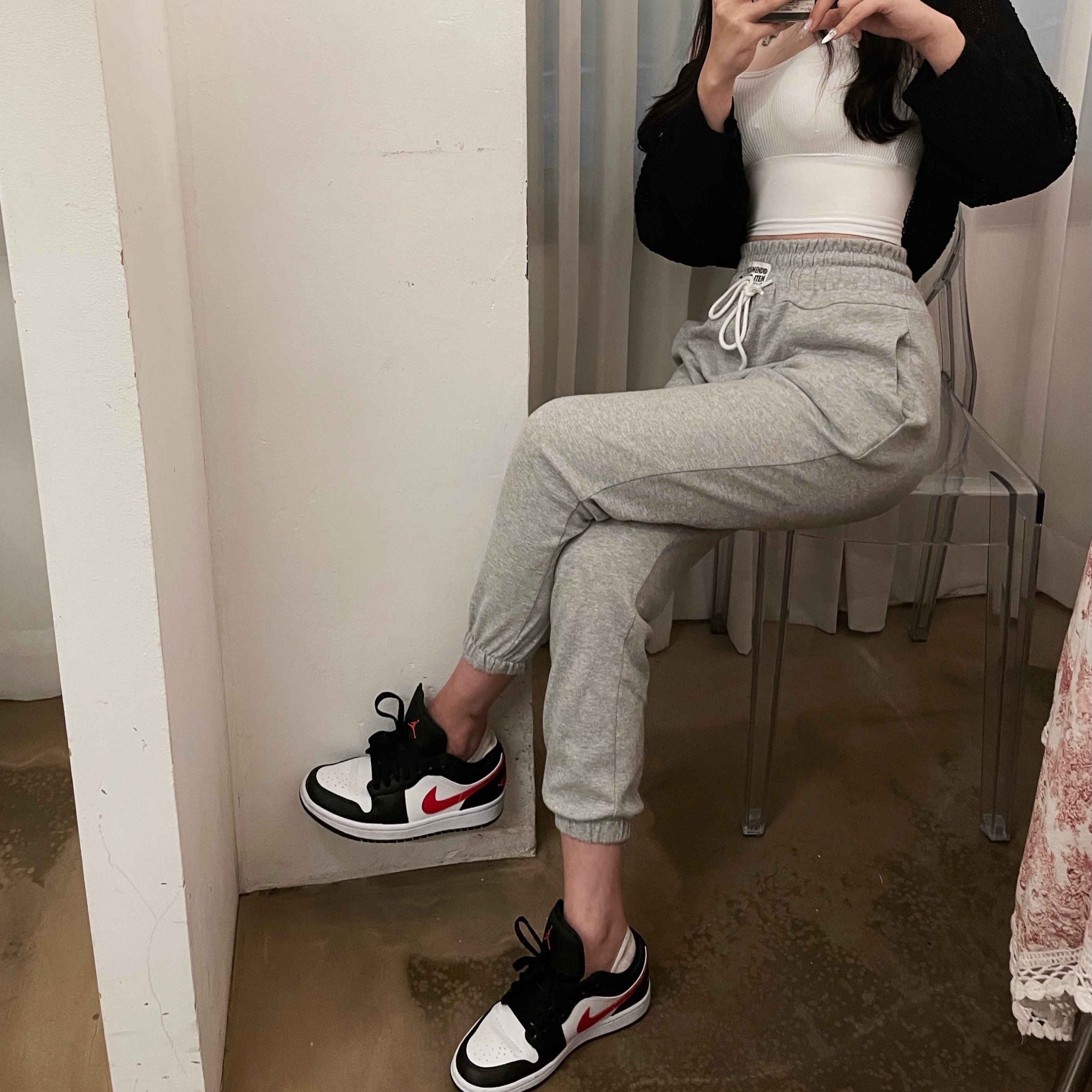 (W) Jordan 1 Low Black Siren Red 착용 스타일 - 2