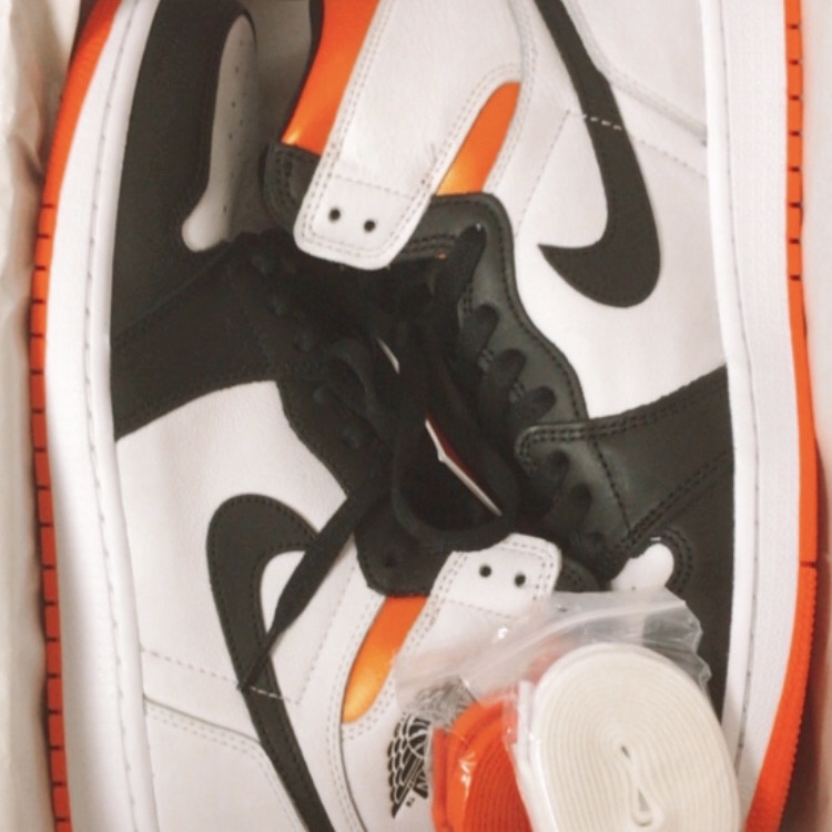 Jordan 1 Retro High OG Electro Orange 착용 스타일
