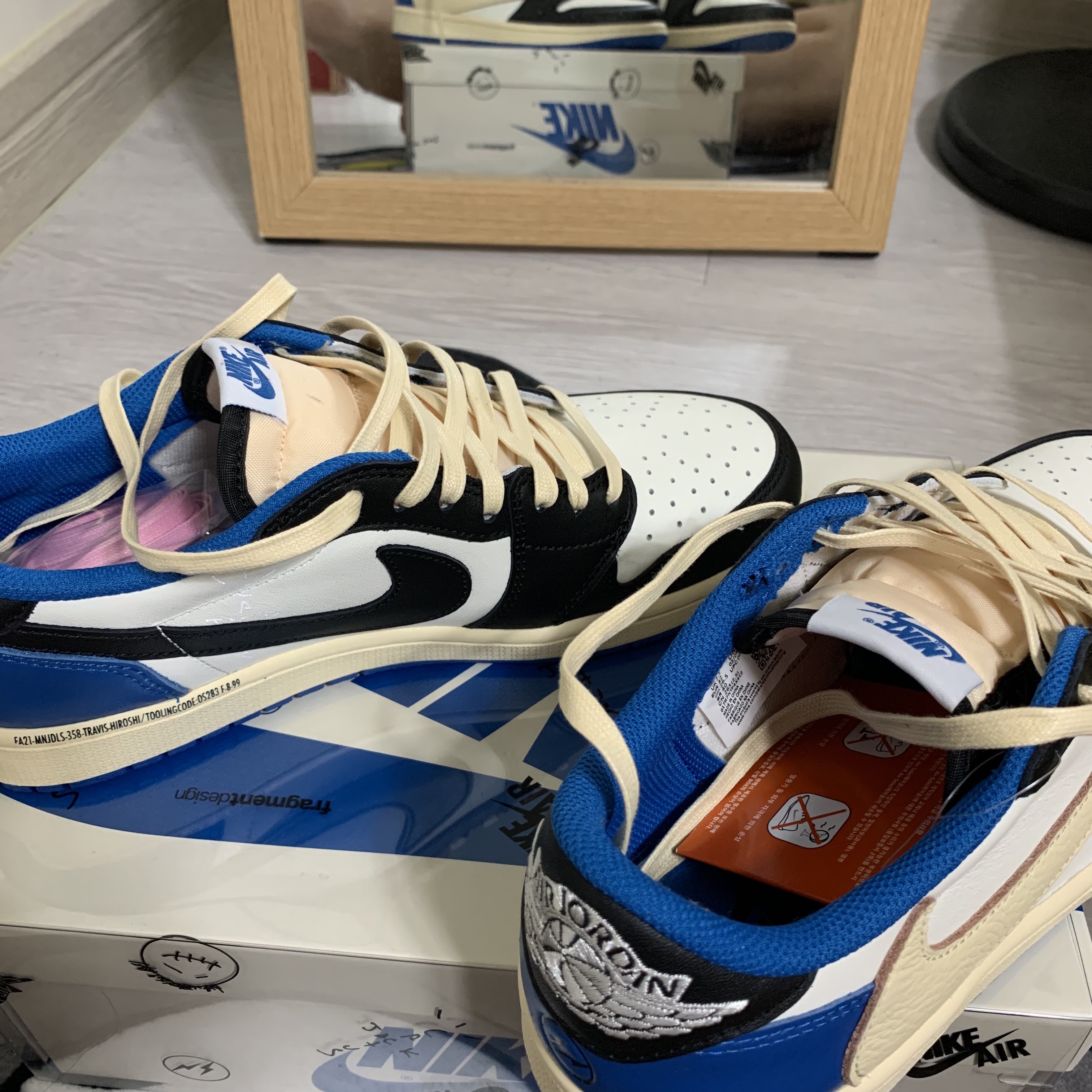 Jordan 1 x Travis Scott x Fragment Retro Low OG SP Military Blue, Essentials 3D Silicon Applique Boxy T-Shirt White - 20SS 착용 스타일 - 3