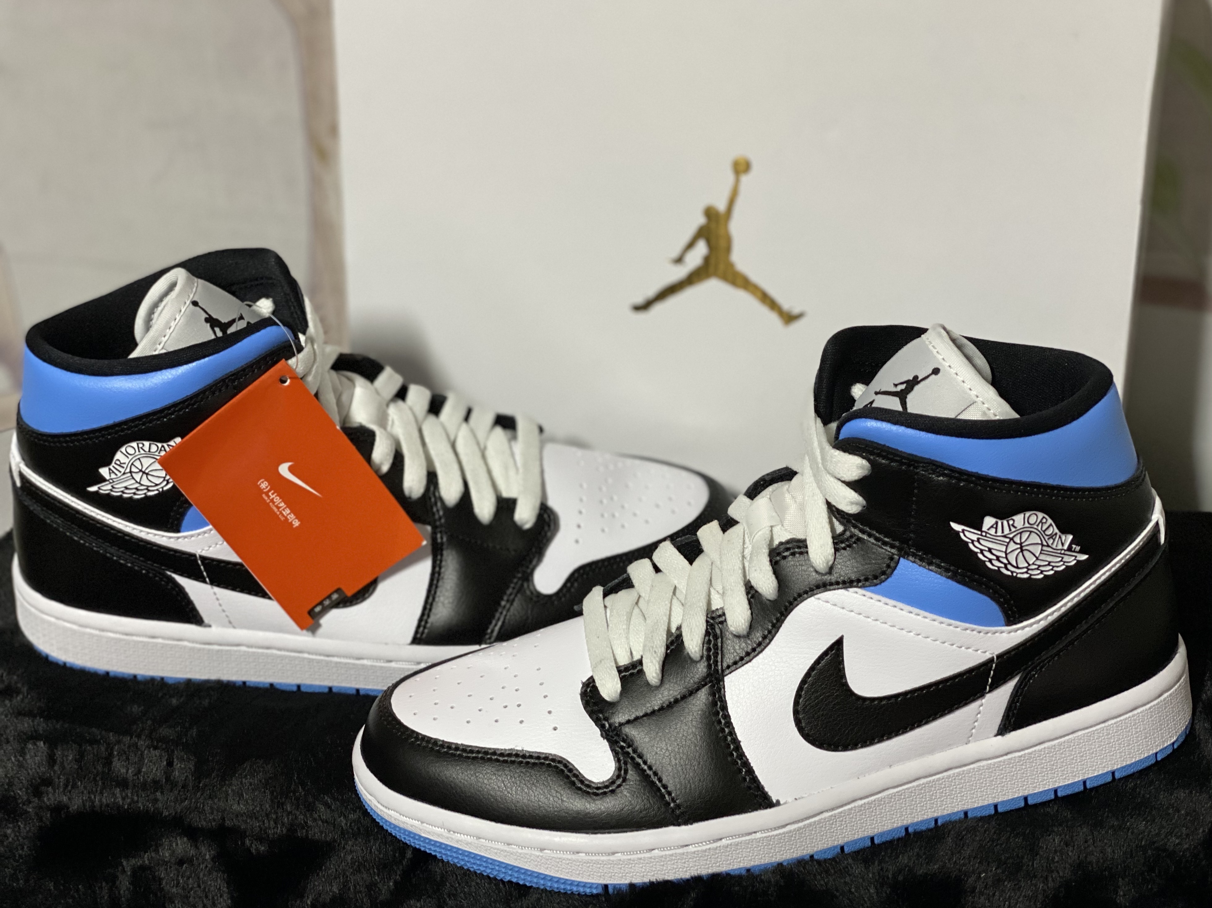 (W) Jordan 1 Mid White Black University Blue 착용 스타일 - 2