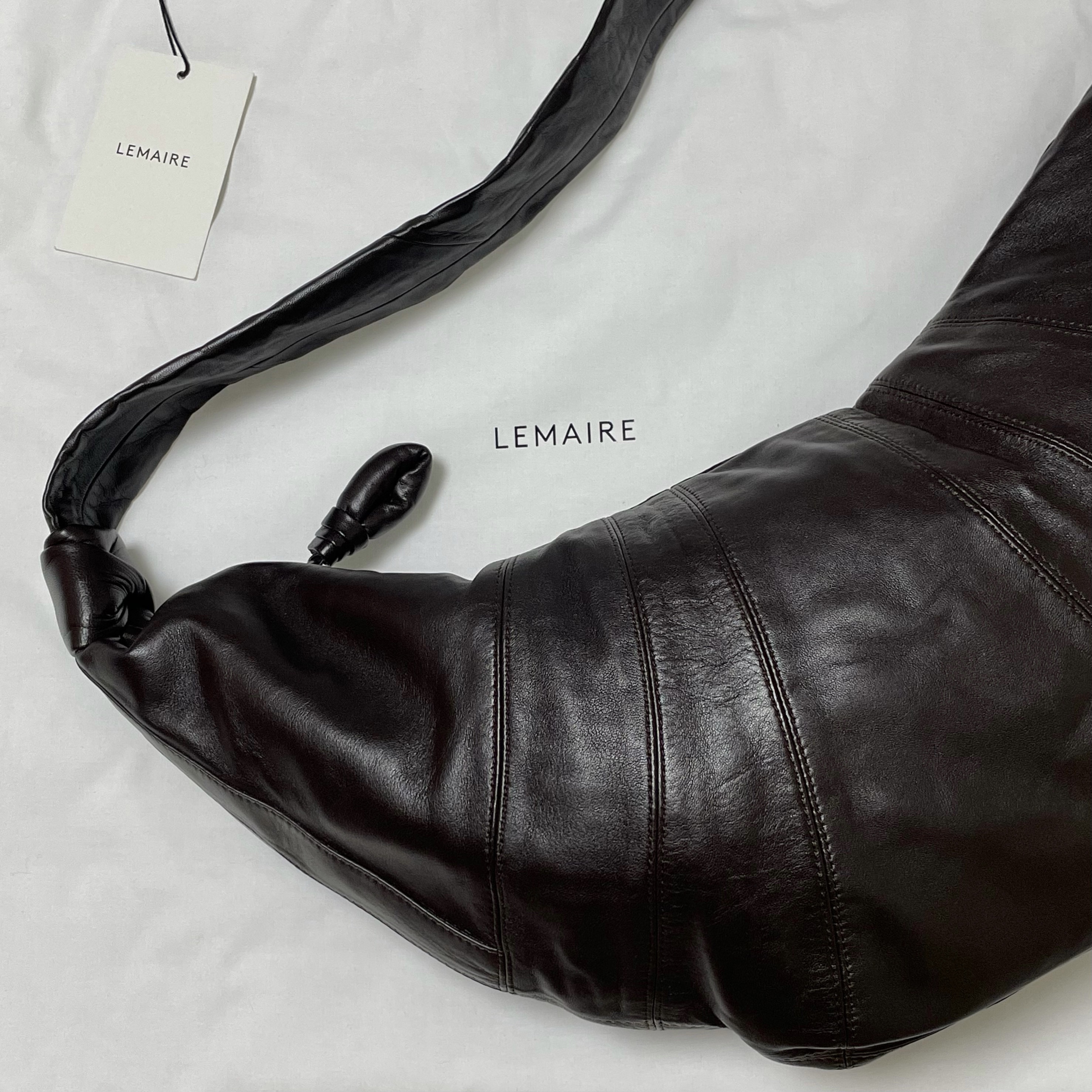 Lemaire Large Croissant Bag Soft Nappa Leather Dark Chocolate 착용 스타일 - 1