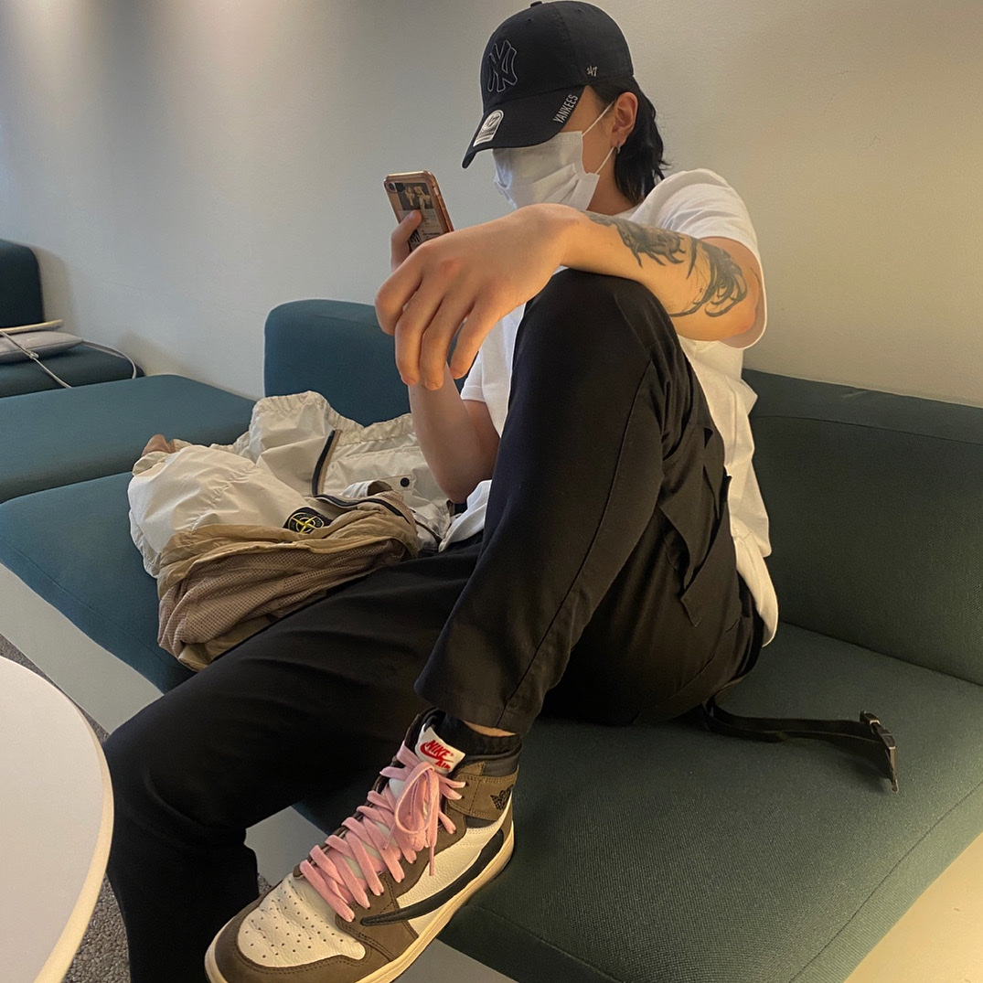 Jordan 1 x Travis Scott Retro High OG SP Mocha, Nike x Drake Nocta Essential T-Shirt White - Asia 착용 스타일