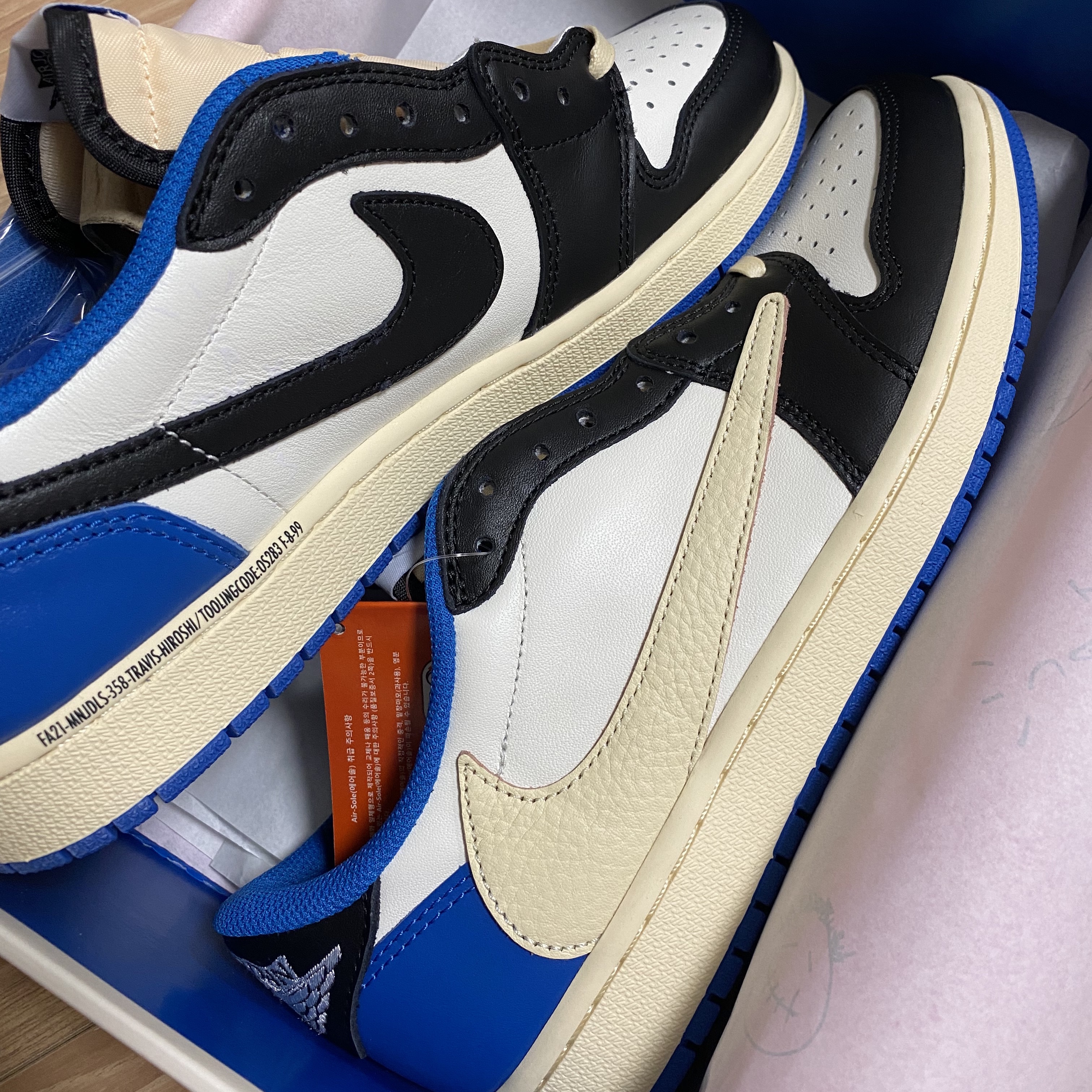 Jordan 1 x Travis Scott x Fragment Retro Low OG SP Military Blue 착용 스타일
