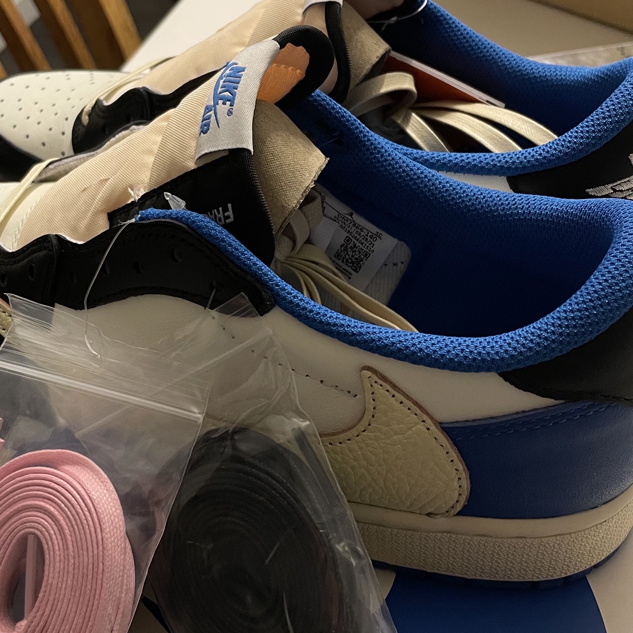 Jordan 1 x Travis Scott x Fragment Retro Low OG SP Military Blue 착용 스타일 - 5