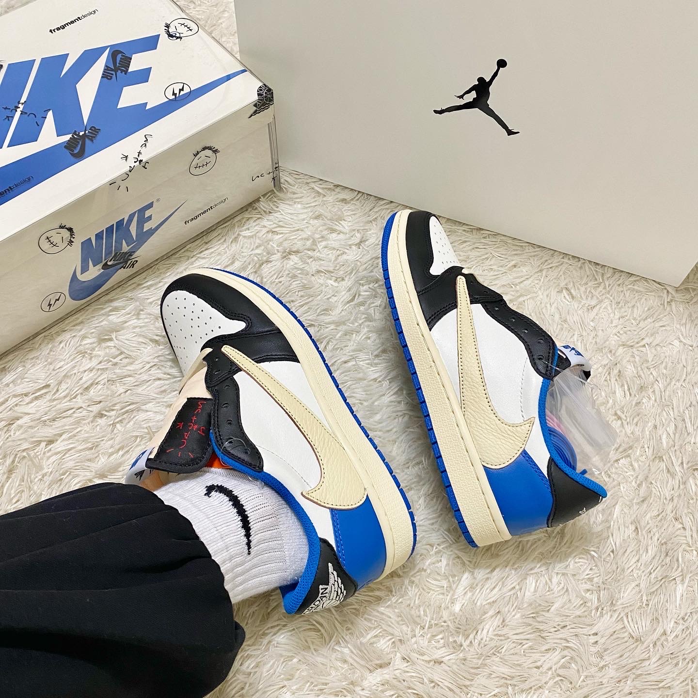 Jordan 1 x Travis Scott x Fragment Retro Low OG SP Military Blue 착용 스타일 - 1