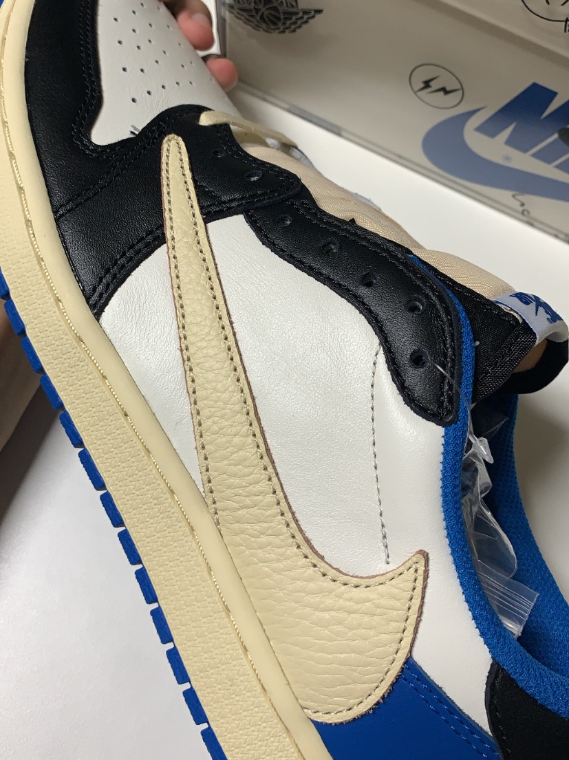 Jordan 1 x Travis Scott x Fragment Retro Low OG SP Military Blue 착용 스타일 - 4
