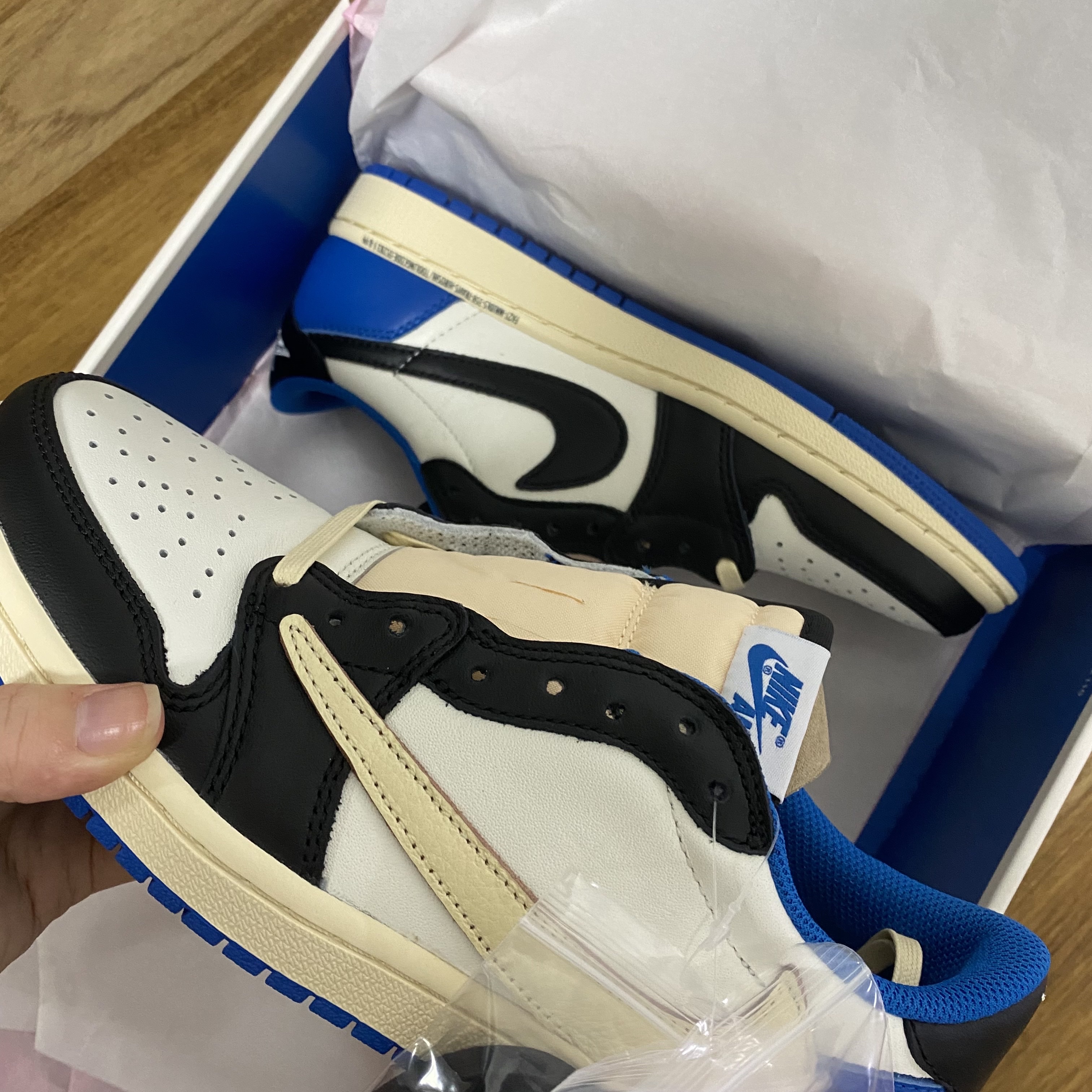 Jordan 1 x Travis Scott x Fragment Retro Low OG SP Military Blue 착용 스타일 - 5