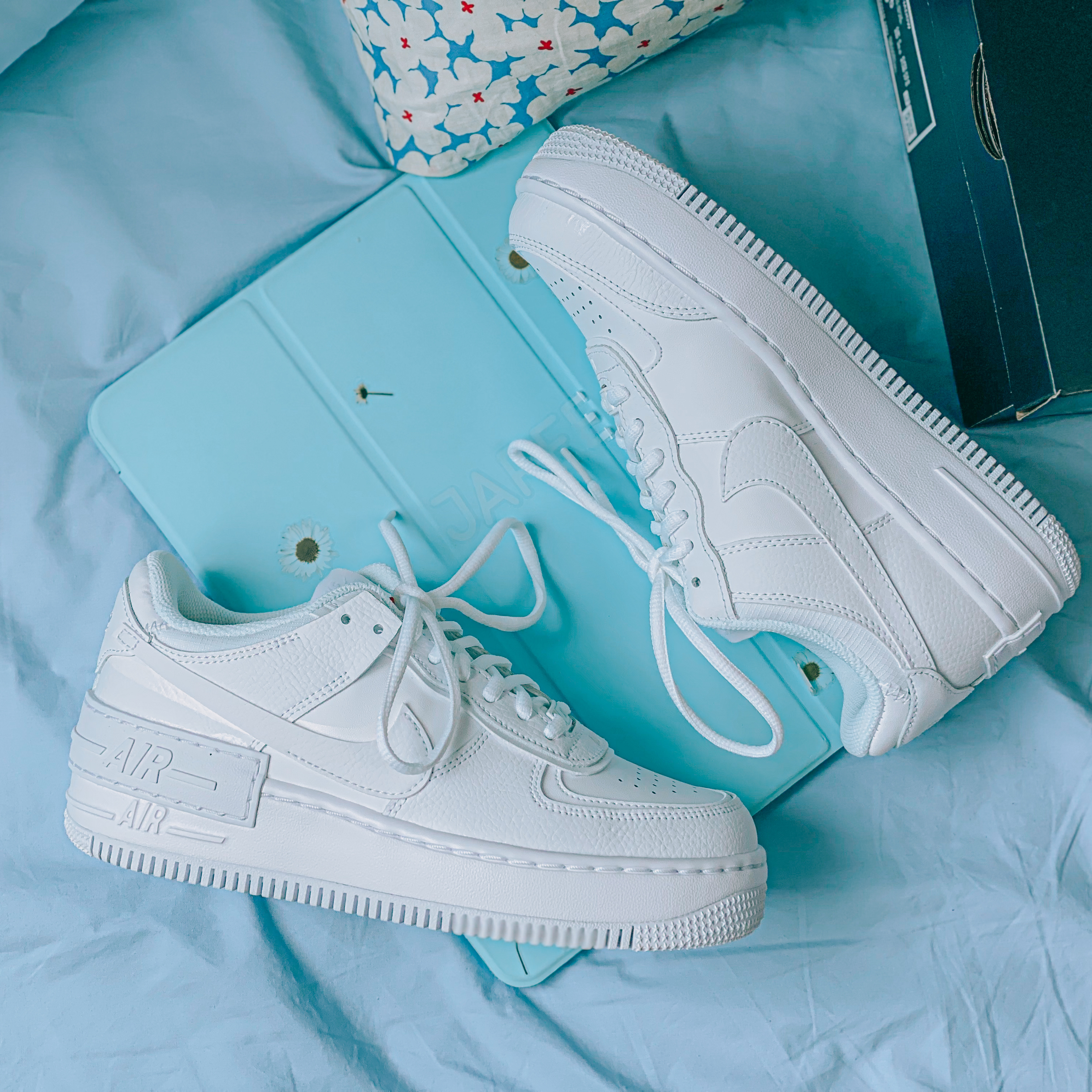 (W) Nike Air Force 1 Shadow Triple White 착용 스타일 - 1