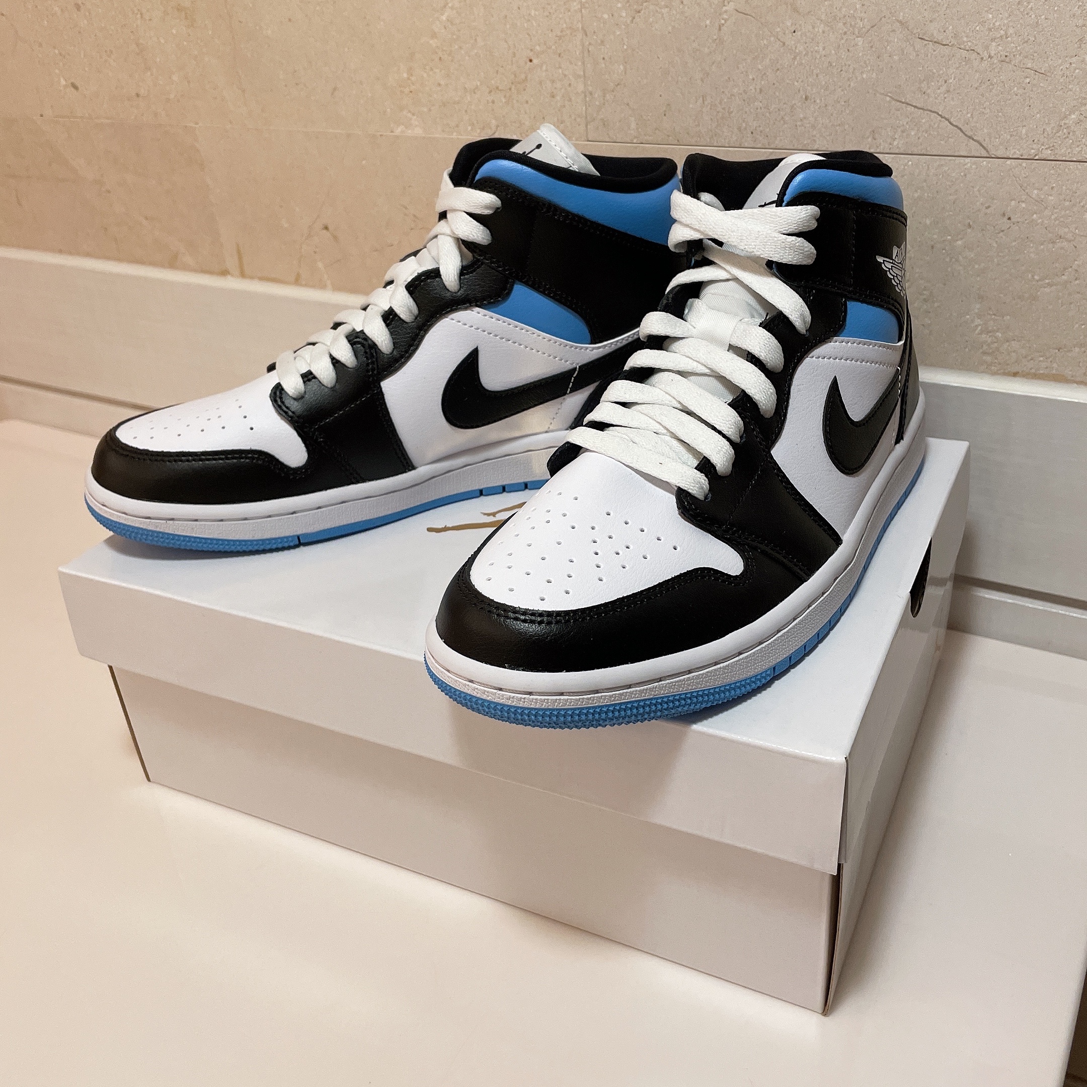 (W) Jordan 1 Mid White Black University Blue 착용 스타일 - 1