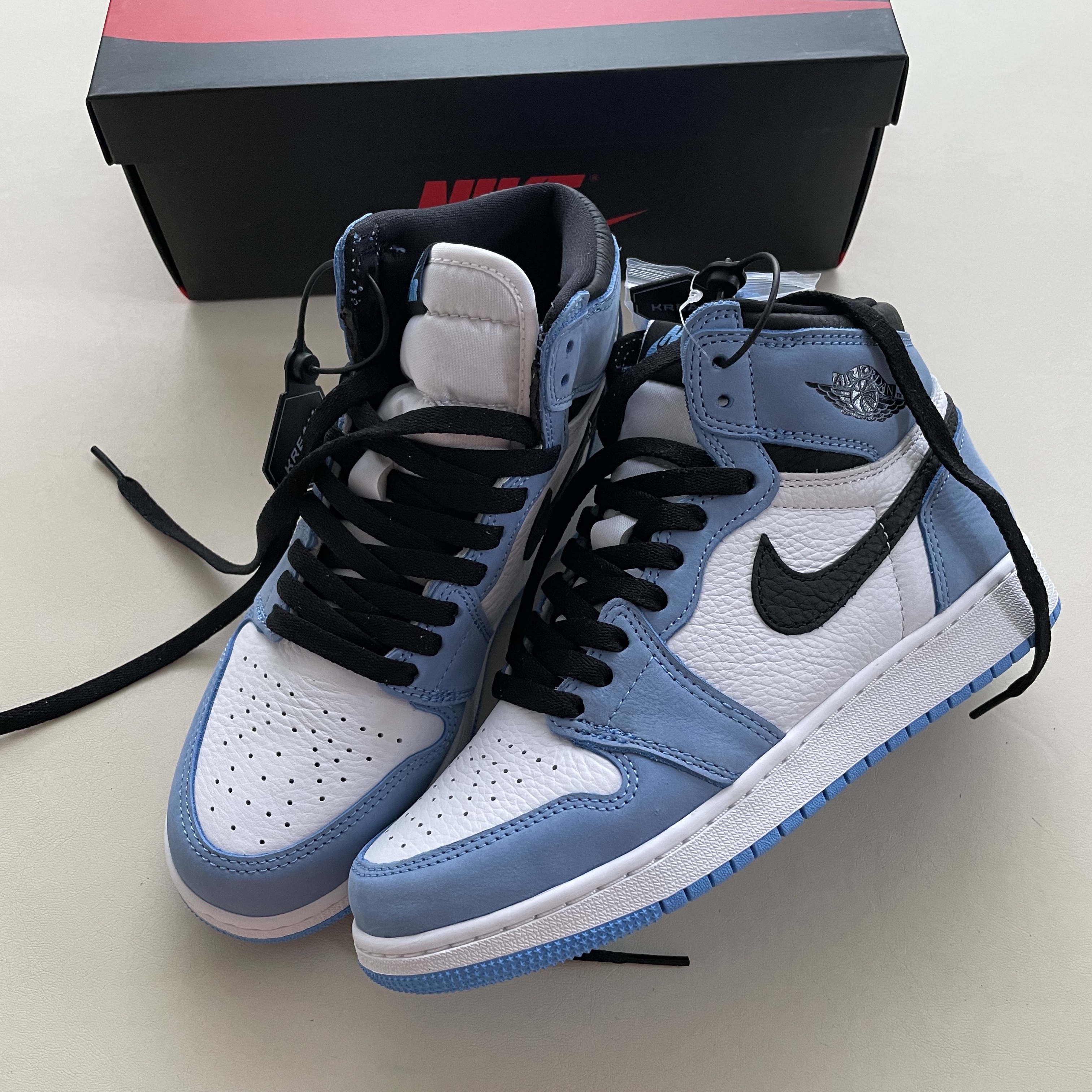 Jordan 1 Retro High OG University Blue, (GS) Jordan 1 Retro High OG University Blue 착용 스타일 - 3