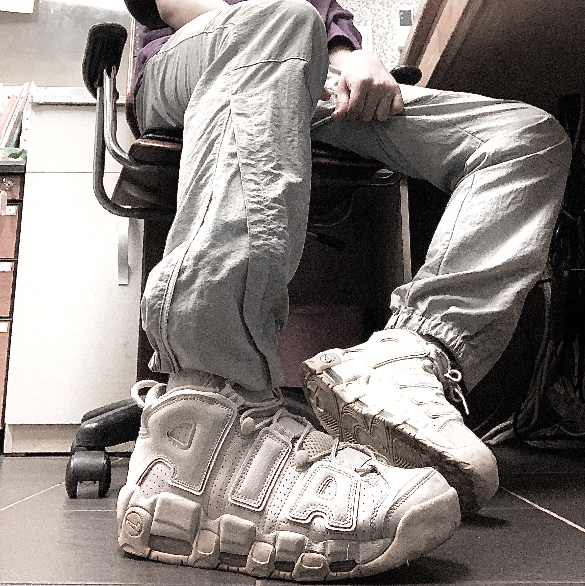 Nike Air More Uptempo Light Bone 착용 스타일