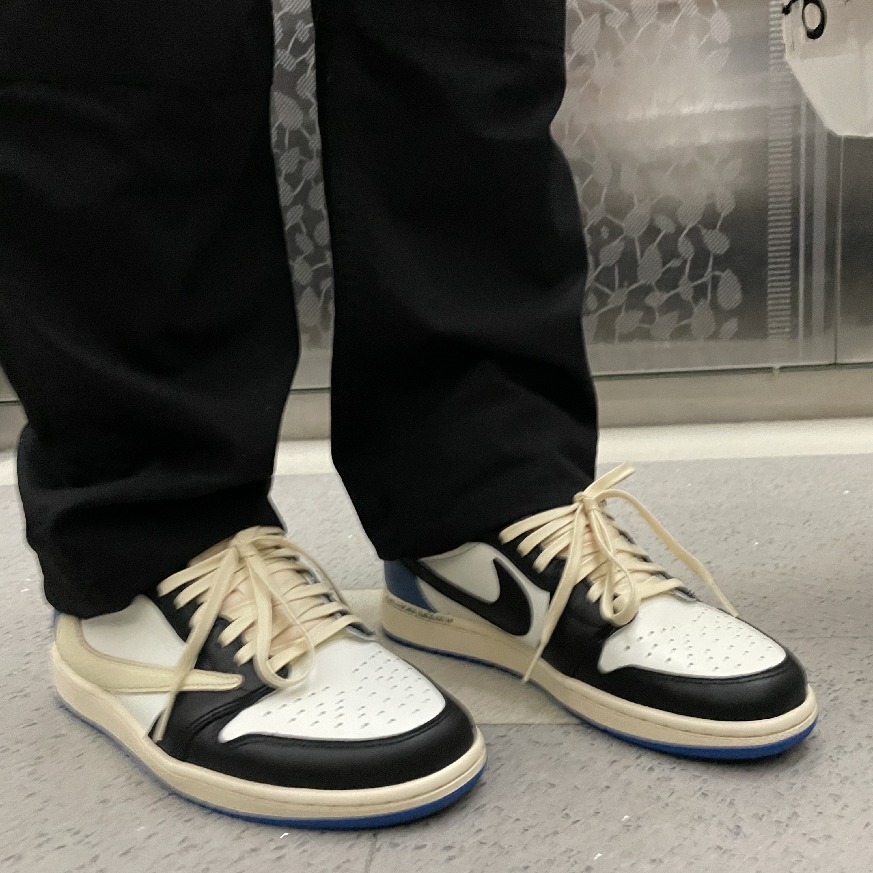 Jordan 1 x Travis Scott x Fragment Retro Low OG SP Military Blue 착용 스타일 - 3