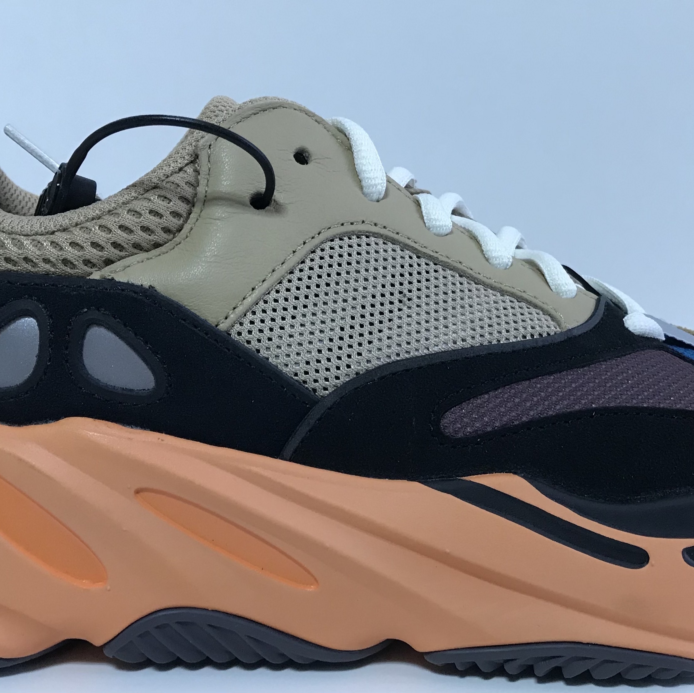 Adidas Yeezy Boost 700 Enflame Amber 착용 스타일 - 2