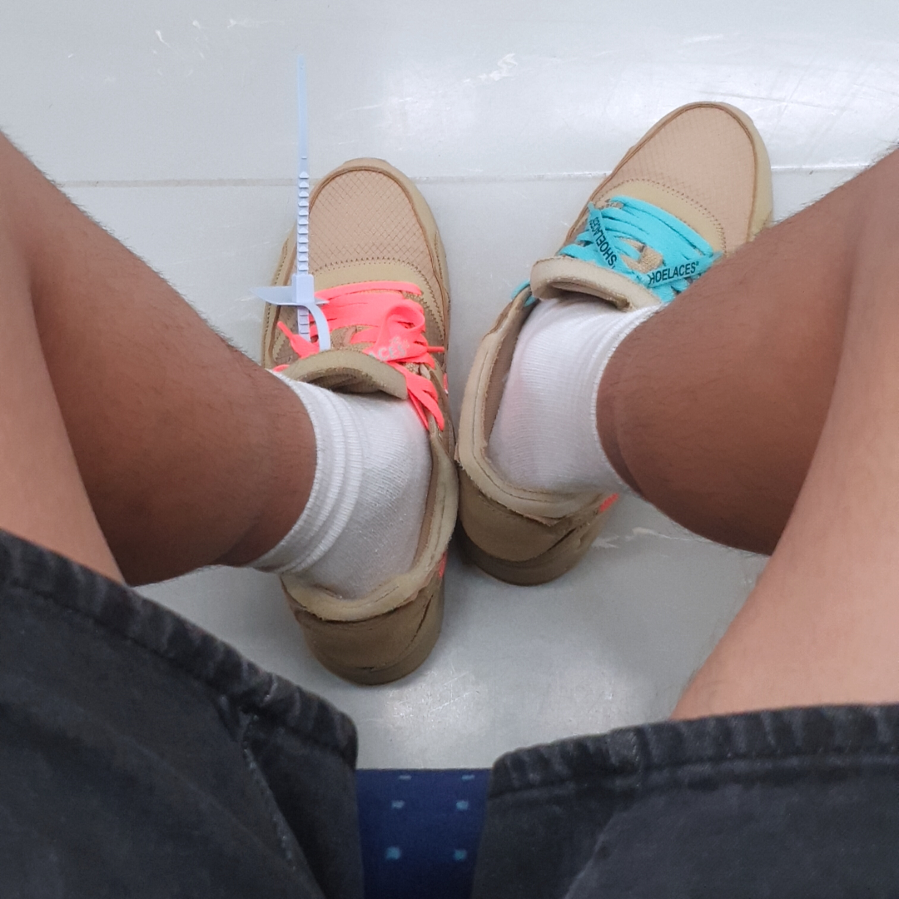 Nike x Off-White Air Max 90 V2 Desert Ore 착용 스타일
