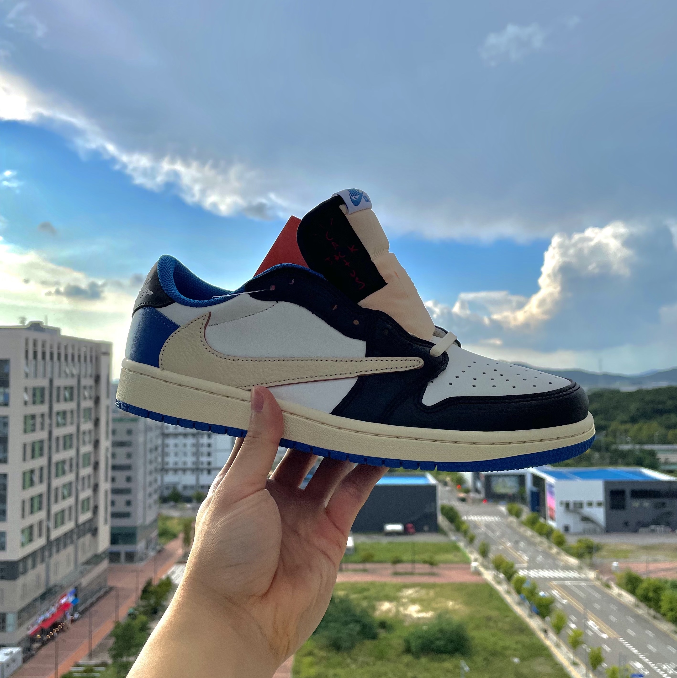 Jordan 1 x Travis Scott x Fragment Retro Low OG SP Military Blue, Jordan 1 x Travis Scott Retro Low OG SP Mocha 착용 스타일 - 1