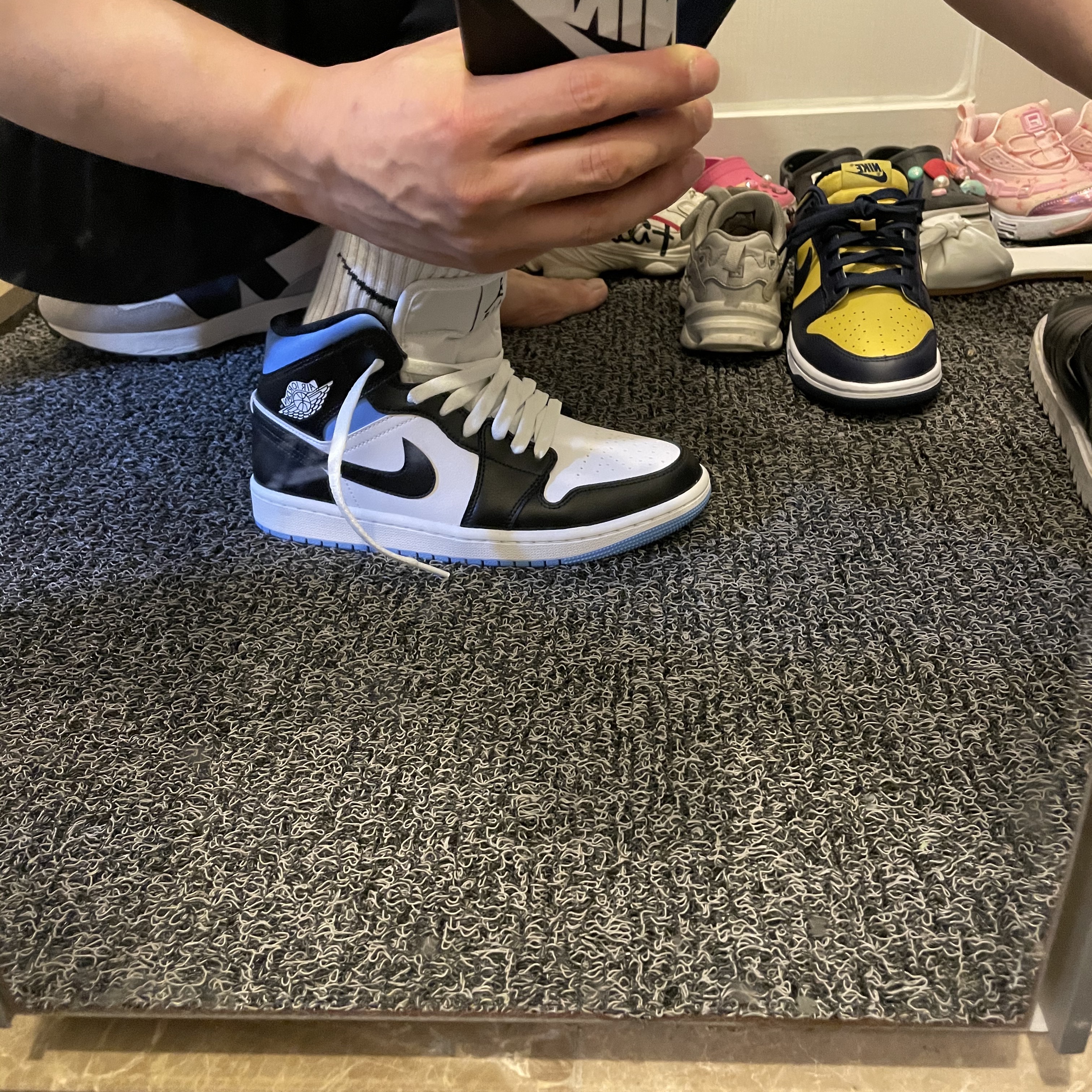 (W) Jordan 1 Mid White Black University Blue 착용 스타일 - 2
