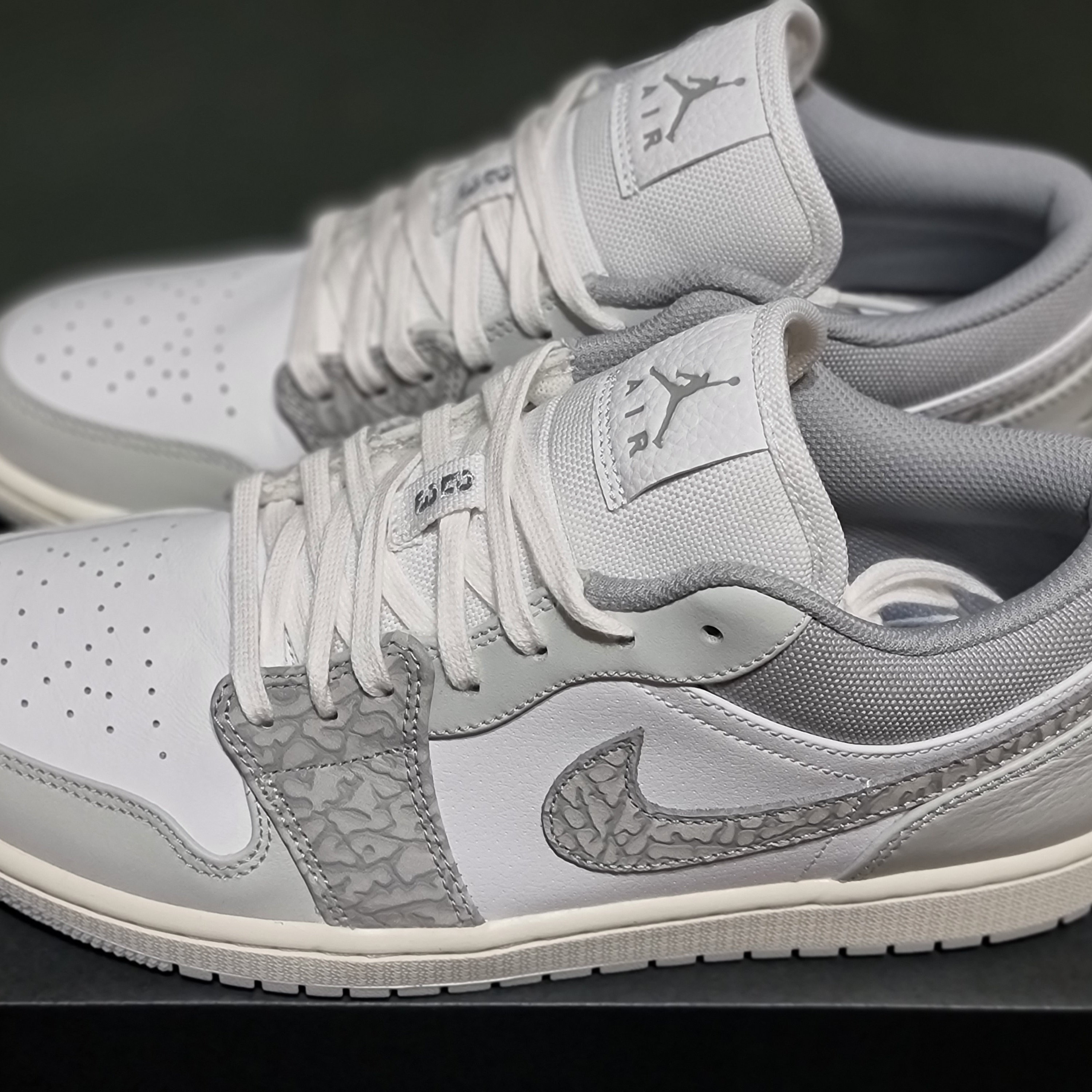 Jordan 1 Low PRM Elephant Print 착용 스타일