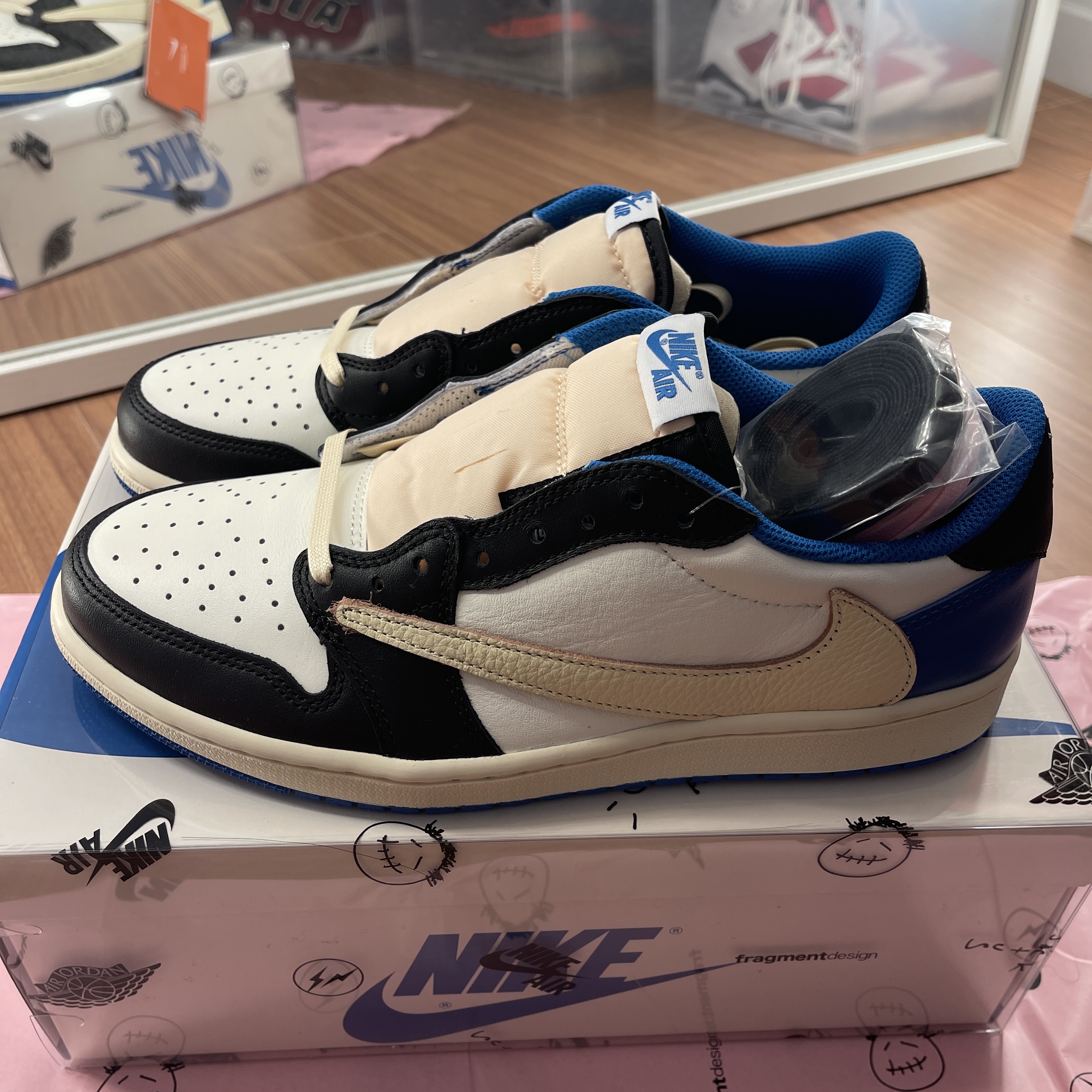 Jordan 1 x Travis Scott x Fragment Retro Low OG SP Military Blue 착용 스타일 - 4