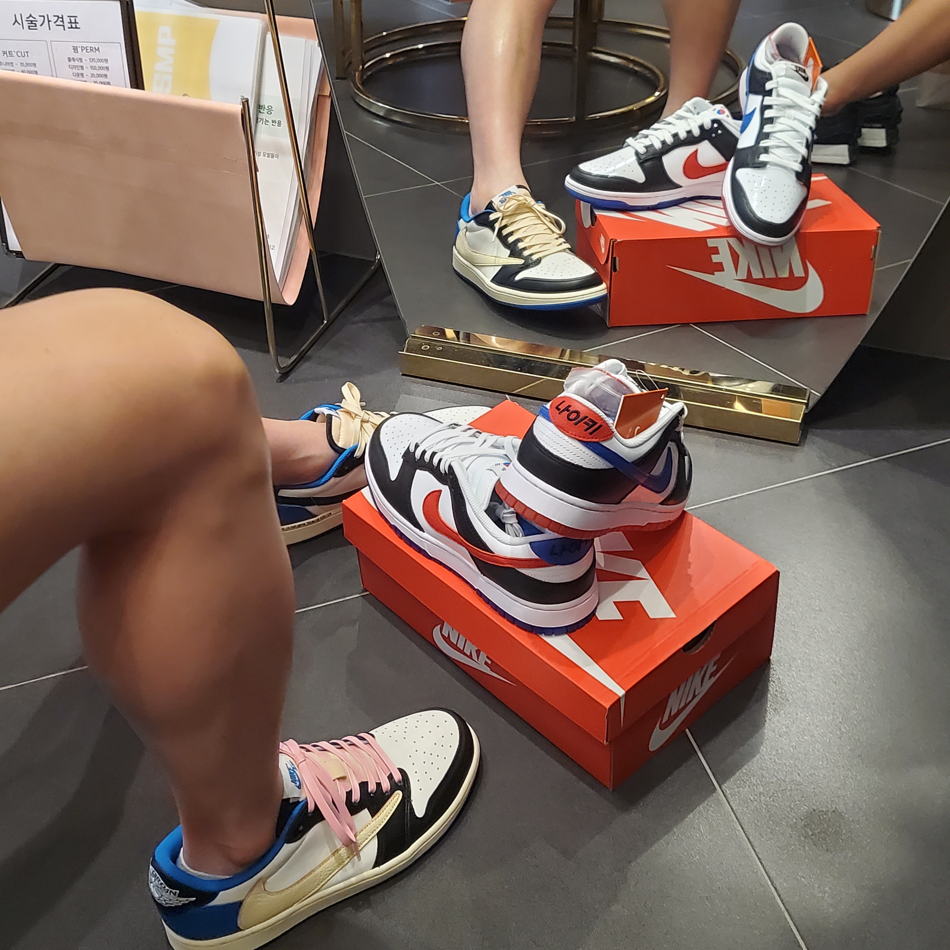 Jordan 1 x Travis Scott x Fragment Retro Low OG SP Military Blue, Nike Dunk Low SE Seoul 착용 스타일