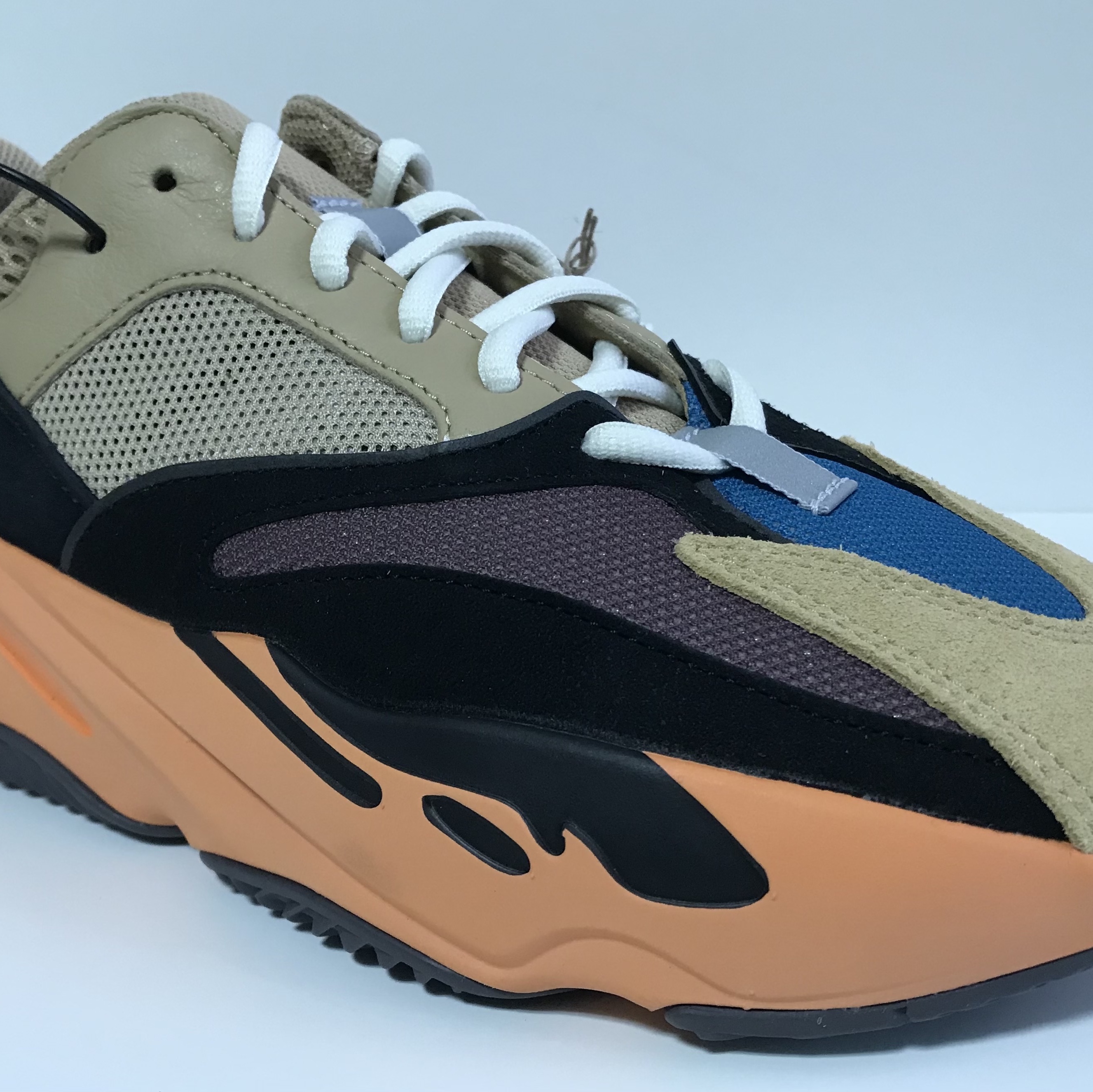 Adidas Yeezy Boost 700 Enflame Amber 착용 스타일 - 1
