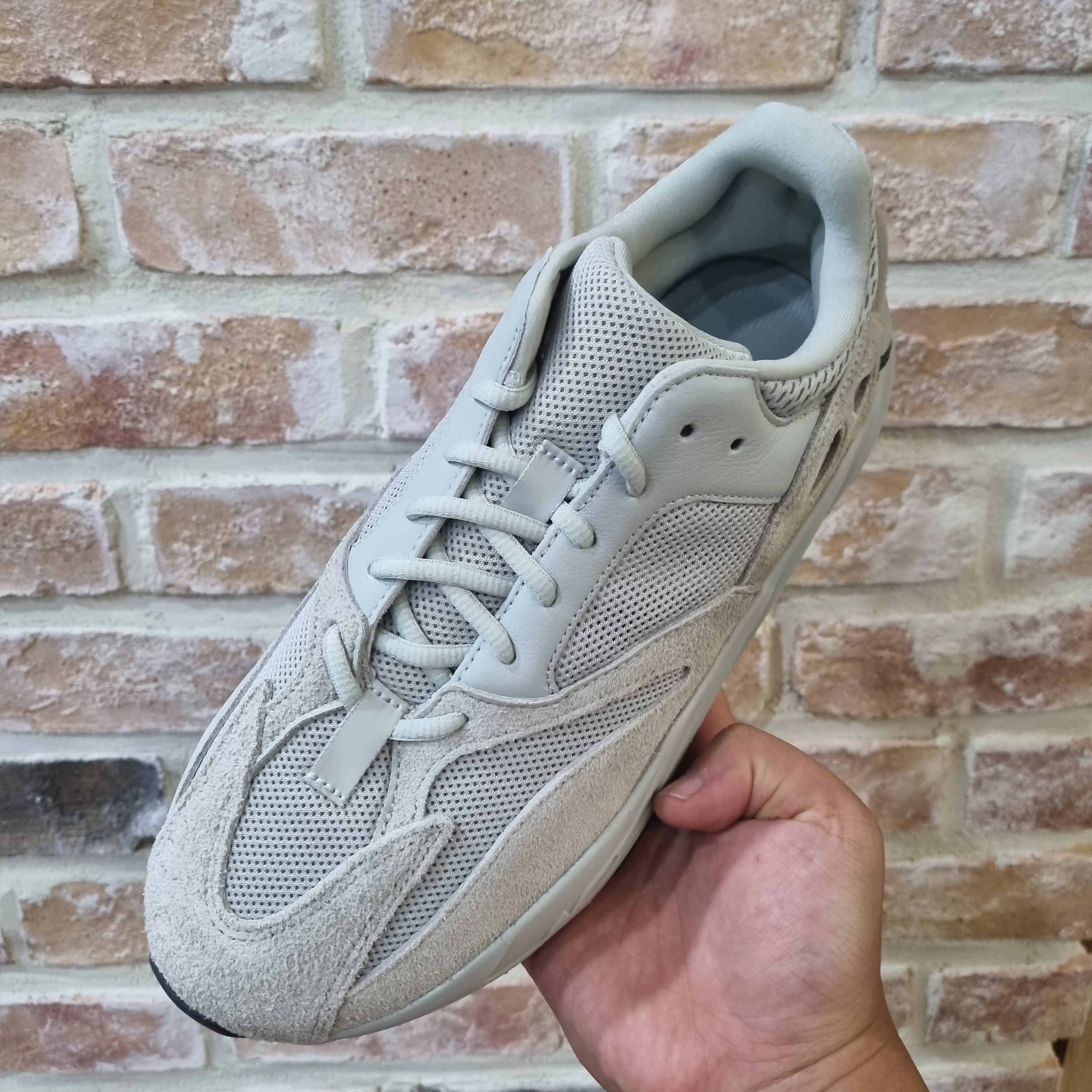 Adidas Yeezy Boost 700 Salt 착용 스타일 - 2