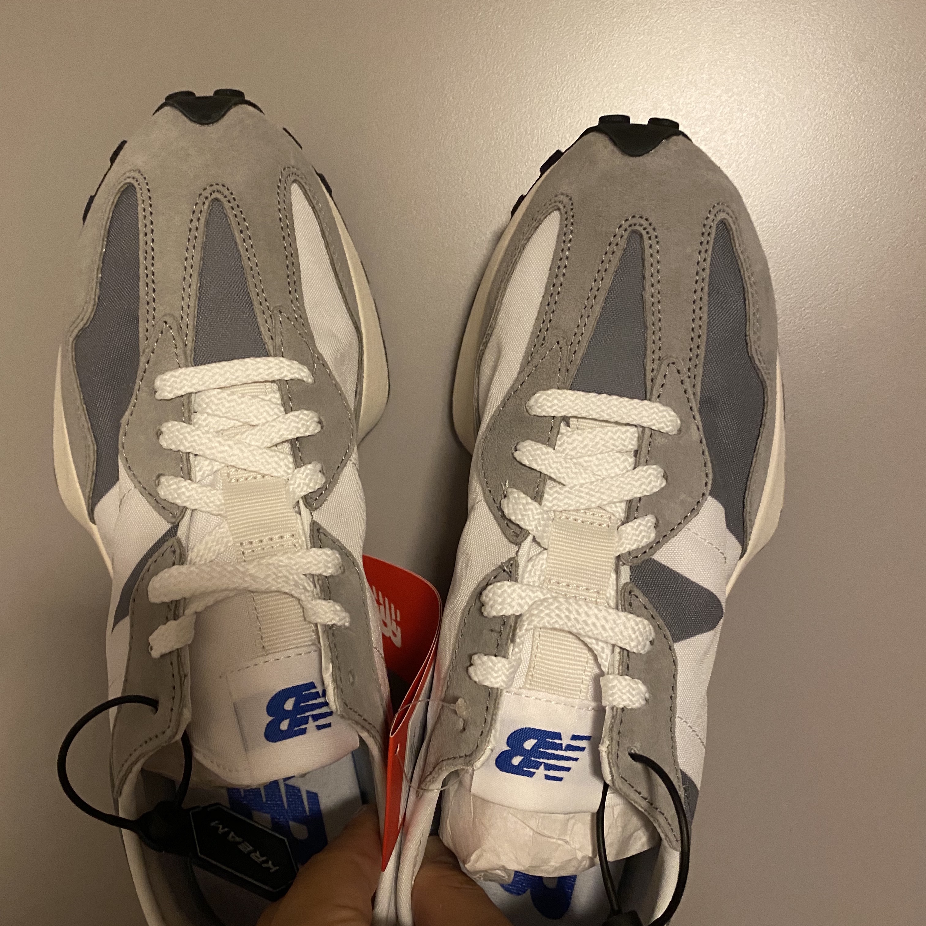 New Balance 327 Grey 착용 스타일 - 2