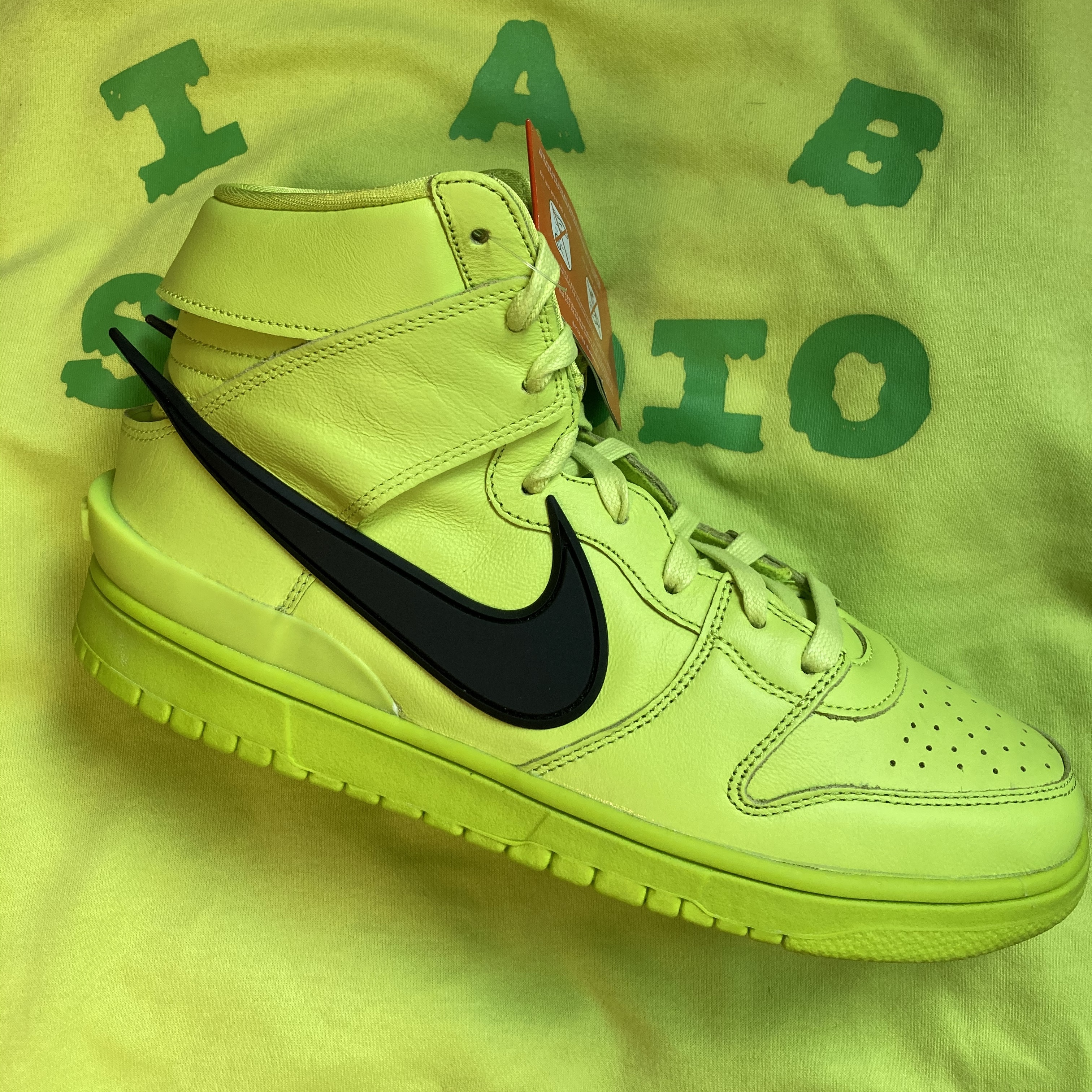 Nike x Ambush Dunk High Flash Lime, IAB Studio Splashed T-Shirt Lime 착용 스타일