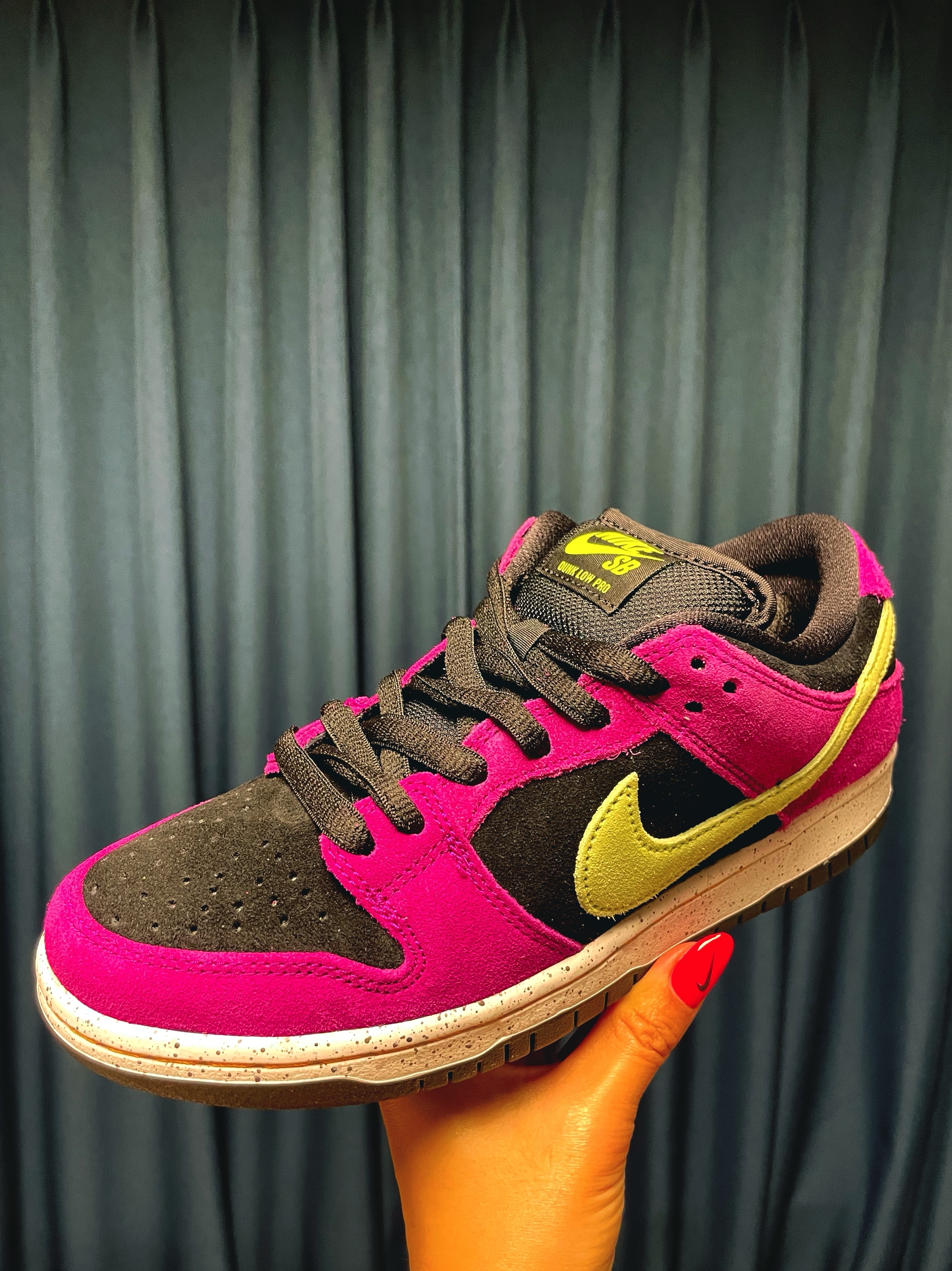 Nike SB Dunk Low Pro Red Plum 착용 스타일 - 1