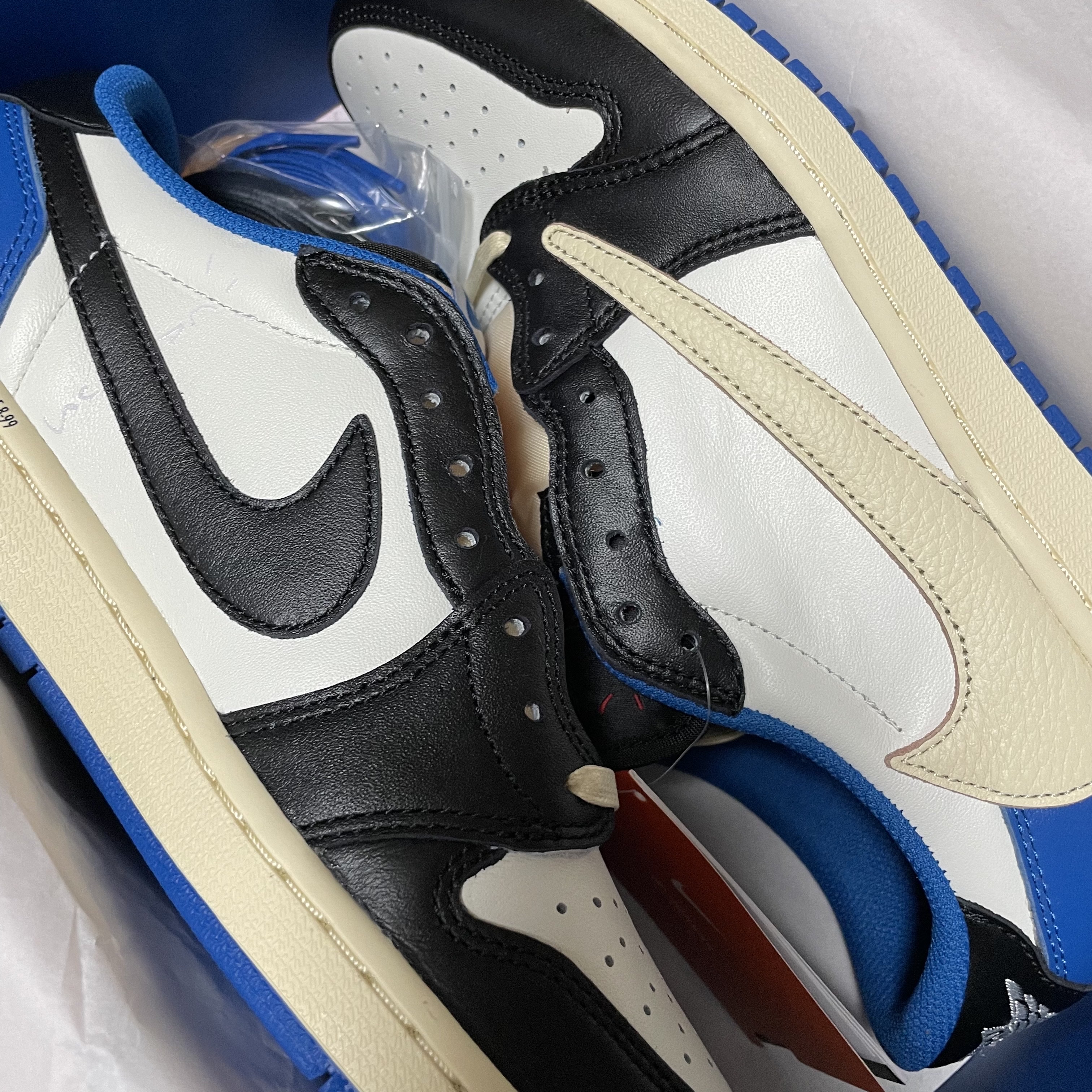Jordan 1 x Travis Scott x Fragment Retro Low OG SP Military Blue 착용 스타일 - 1