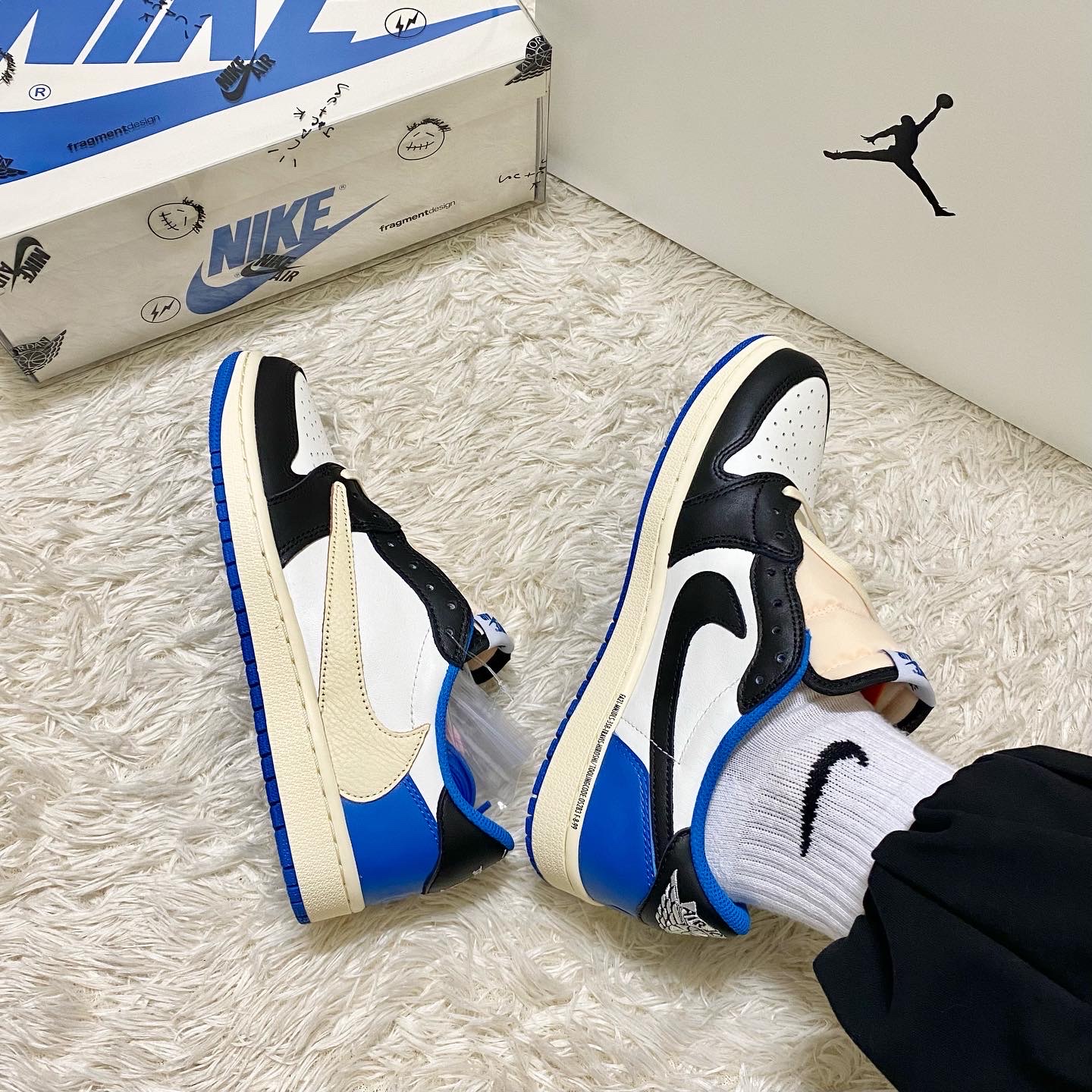 Jordan 1 x Travis Scott x Fragment Retro Low OG SP Military Blue 착용 스타일 - 2